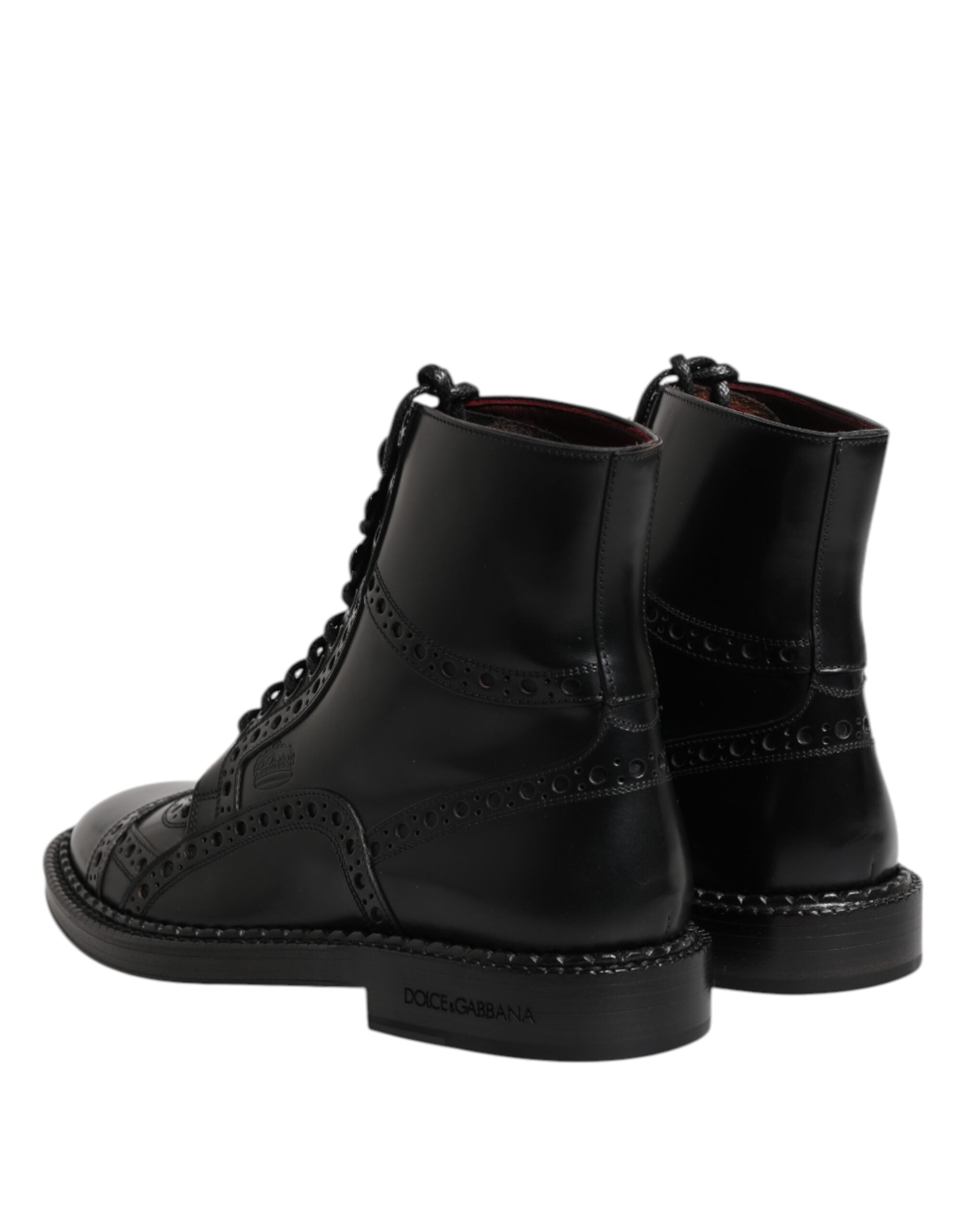 Bottes noires en cuir de mi-mollet avec lacets, chaussures de la marque Dolce & Gabbana, visibles sur l'image.