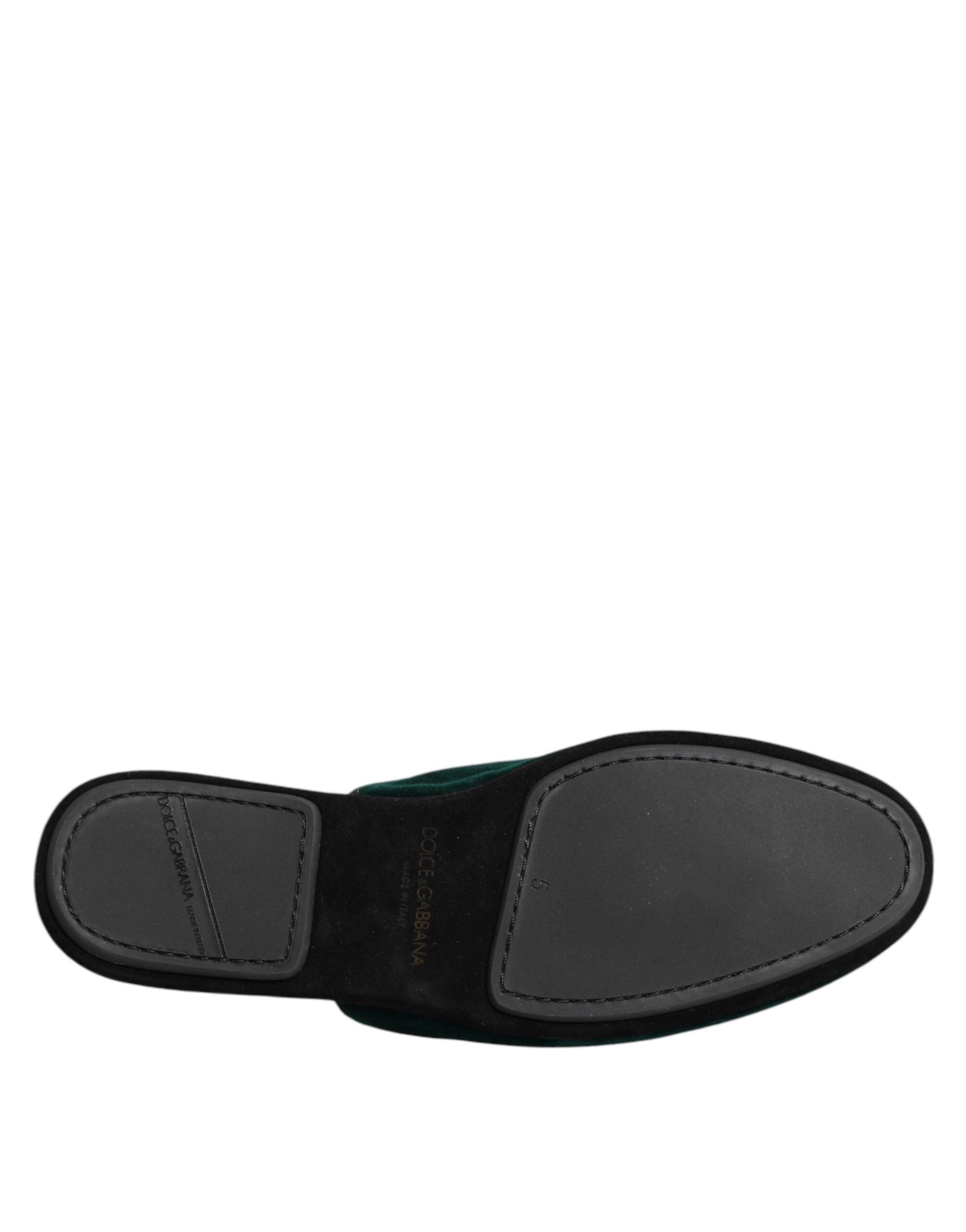 Chaussures slippers en velours vert Dolce & Gabbana avec broderie en forme de croix, style élégant et sophistiqué.