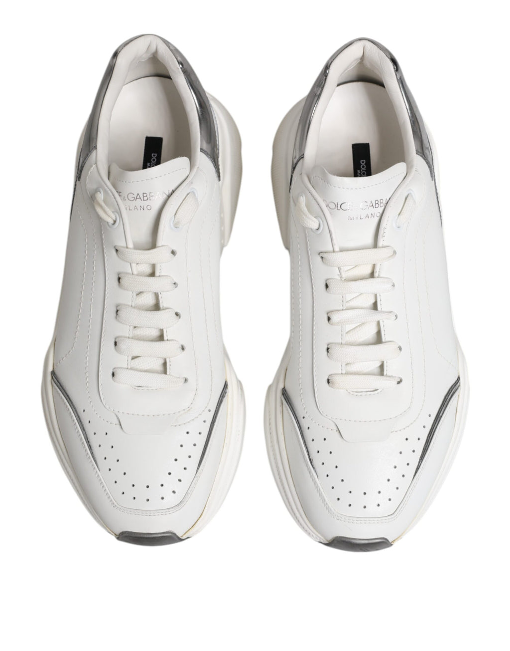 Chaussures sneakers basses blanches Dolce & Gabbana Daymaster en cuir avec semelle blanche, vue de face.