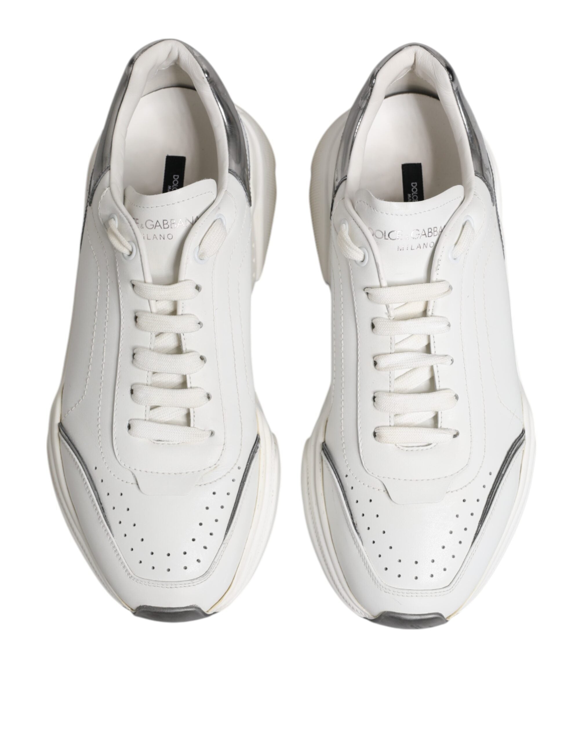 Chaussures sneakers basses blanches Dolce & Gabbana Daymaster en cuir avec semelle blanche, vue de face.
