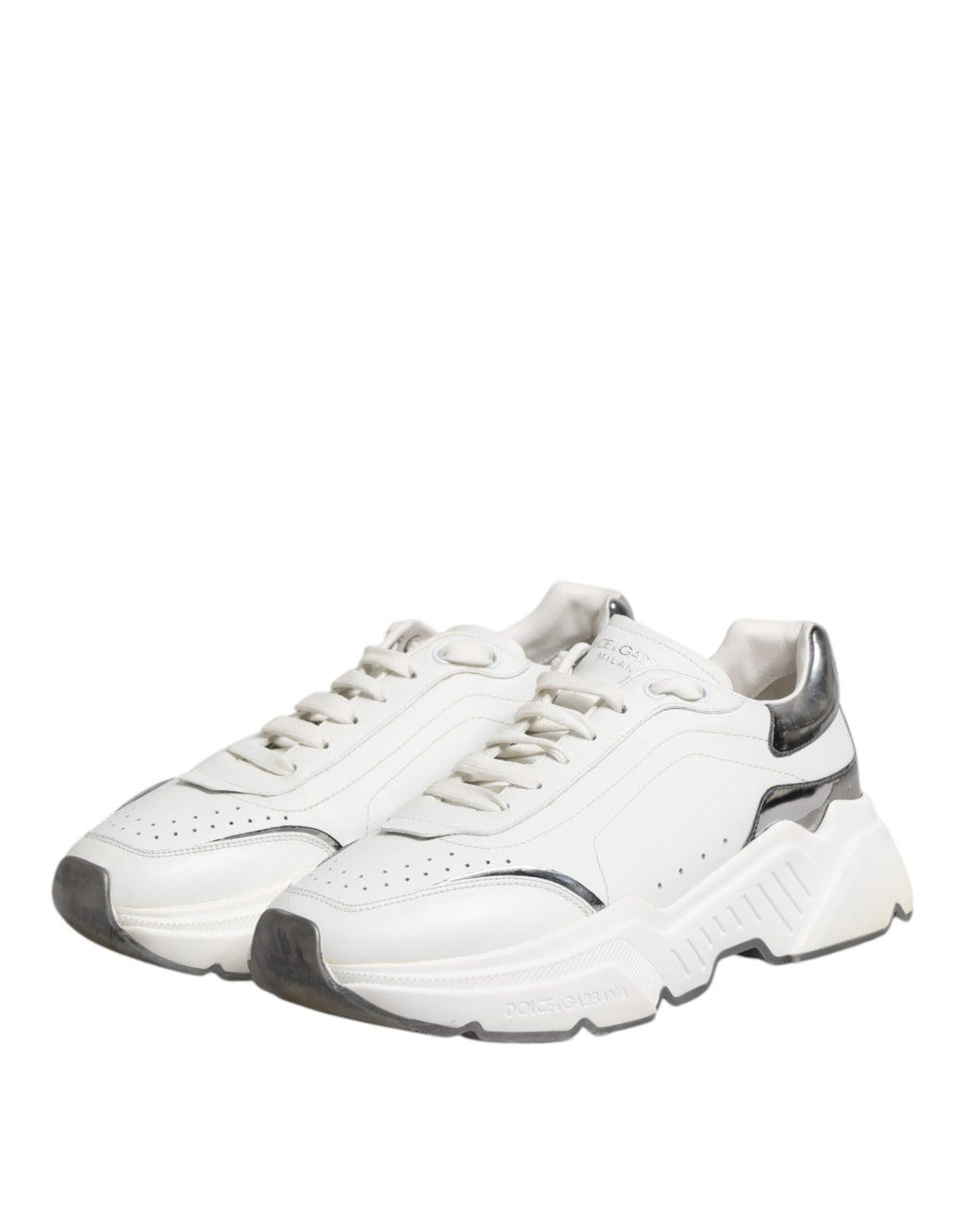 Chaussures sneakers basses en cuir blanc Dolce & Gabbana Daymaster, vue de face, avec détails de logo et semelle en caoutchouc.