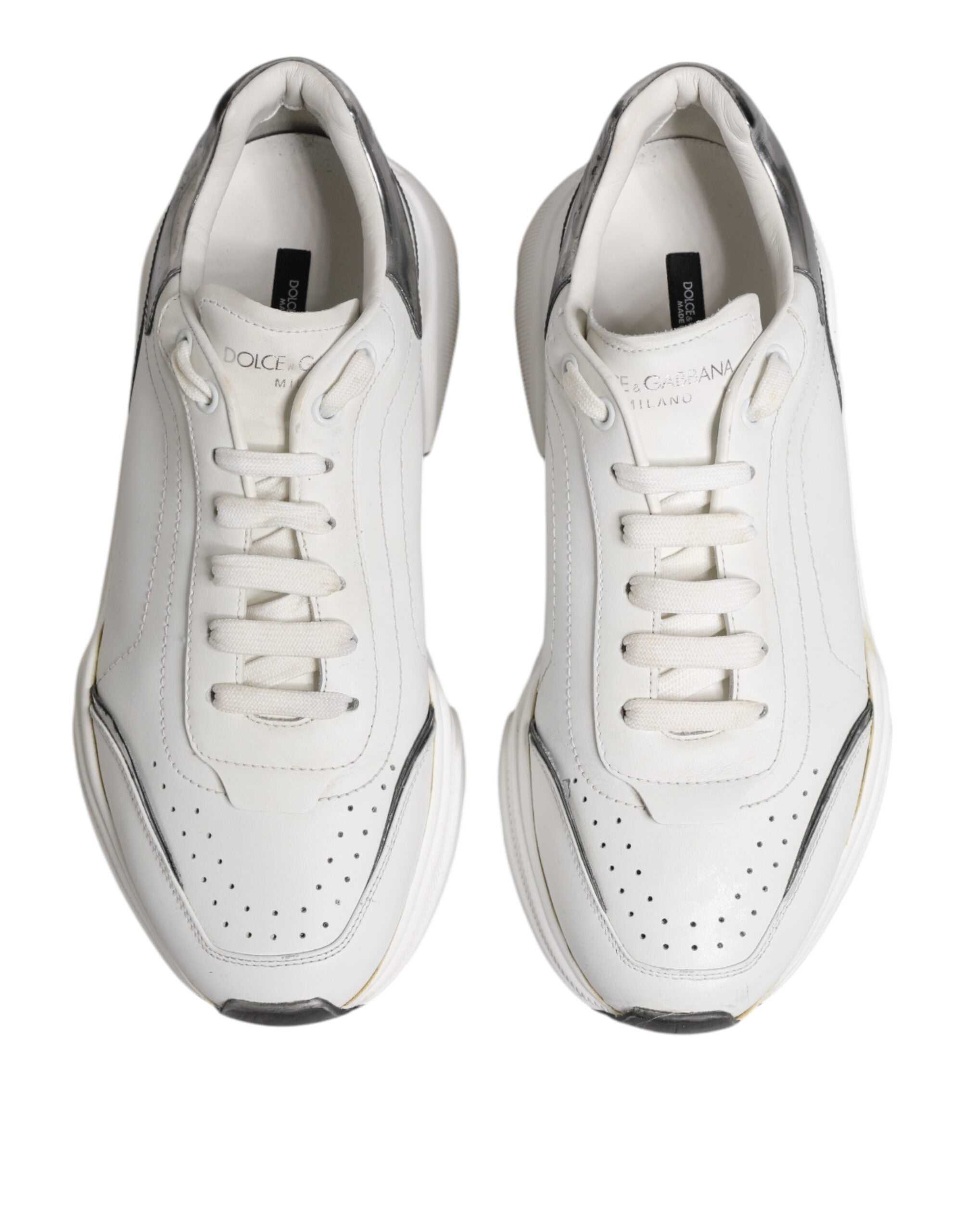 Chaussures sneakers basses Daymaster en cuir blanc de Dolce & Gabbana, style élégant et moderne.