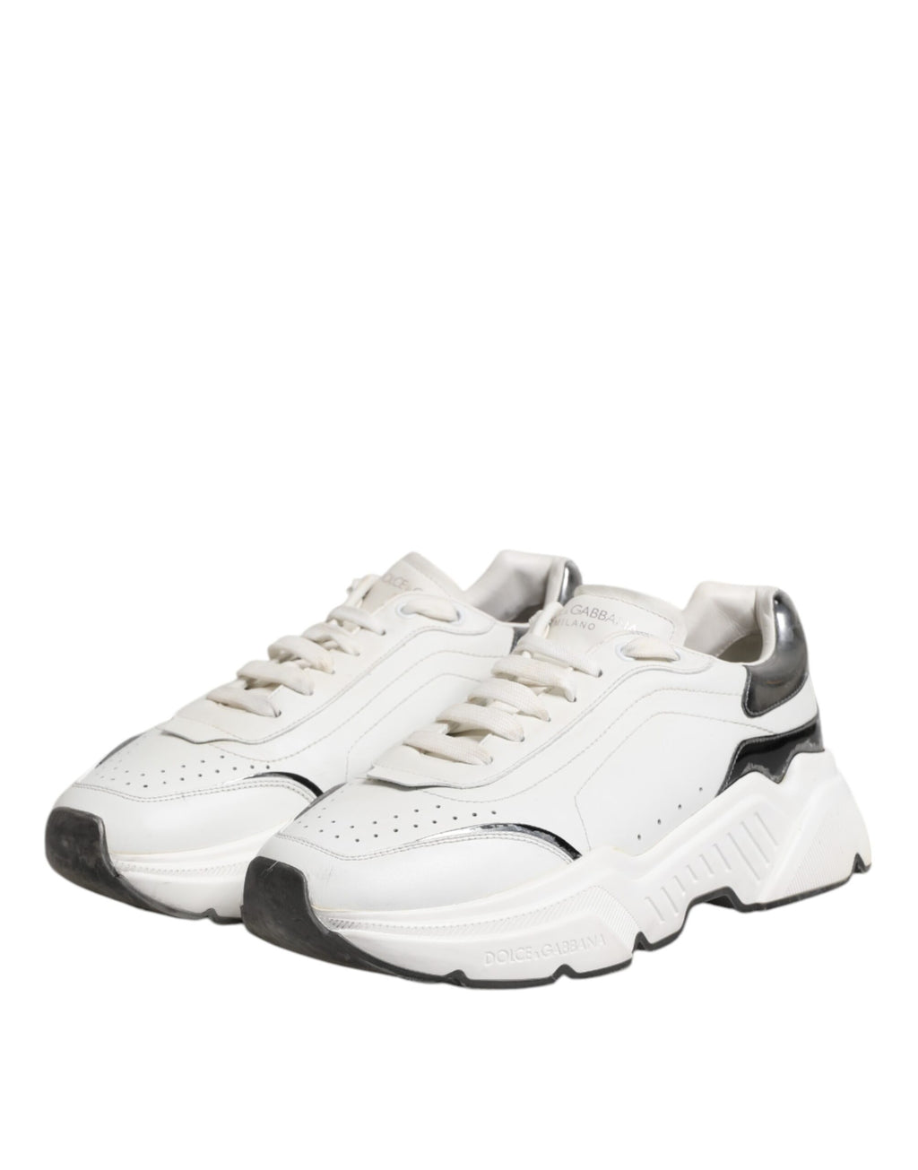 Chaussures sneakers basses en cuir blanc Dolce & Gabbana Daymaster pour homme, vue de face sur fond neutre