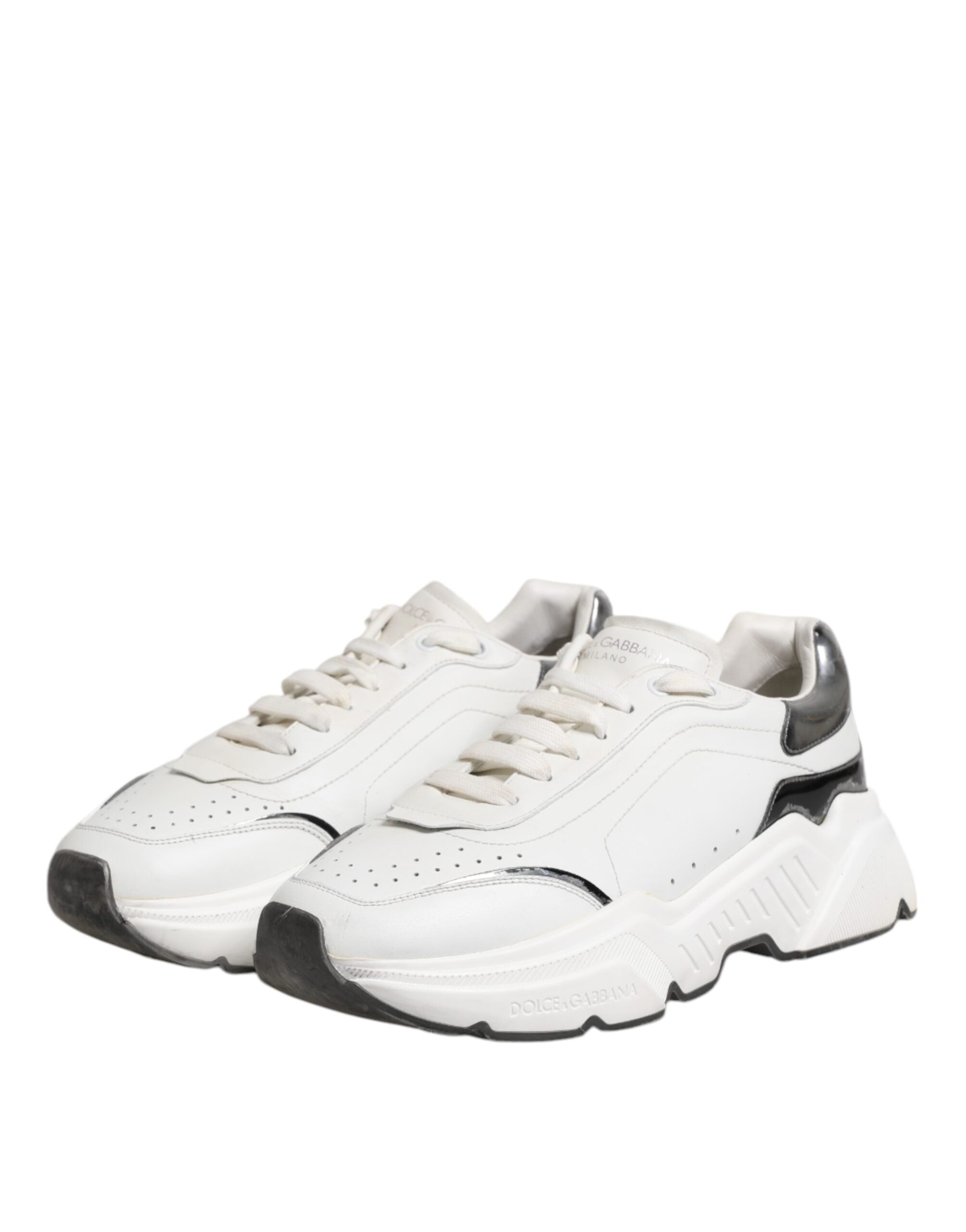 Chaussures sneakers basses en cuir blanc Dolce & Gabbana Daymaster pour homme, vue de face sur fond neutre