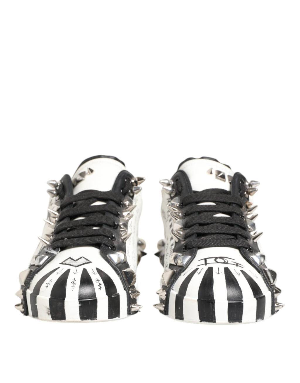 Chaussures sneakers basses blanches Dolce & Gabbana avec studs imprimés et design élégant, vues de face sur fond neutre.