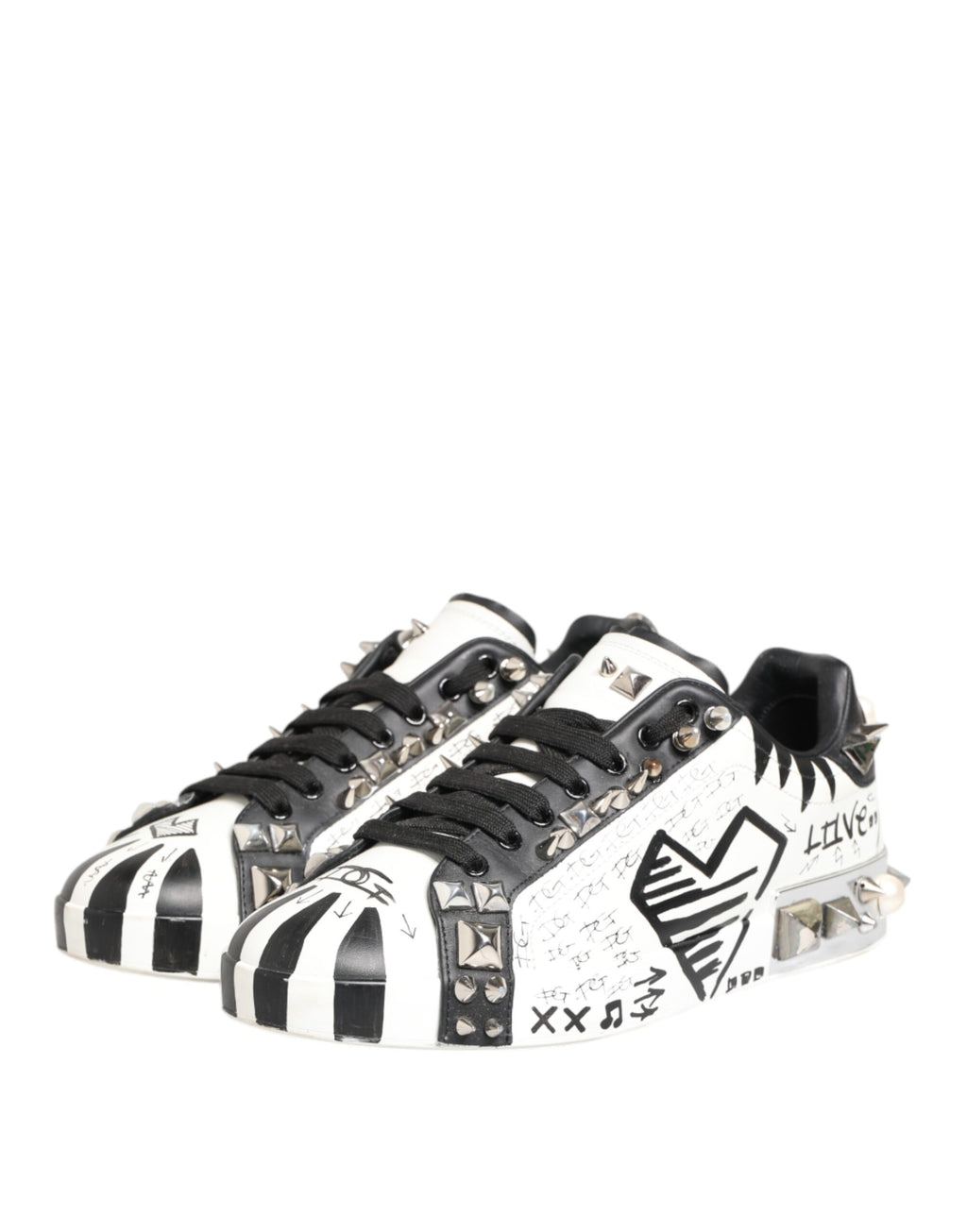 Chaussures sneakers basses blanches Dolce & Gabbana avec studs imprimés et design élégant, visibles en image.