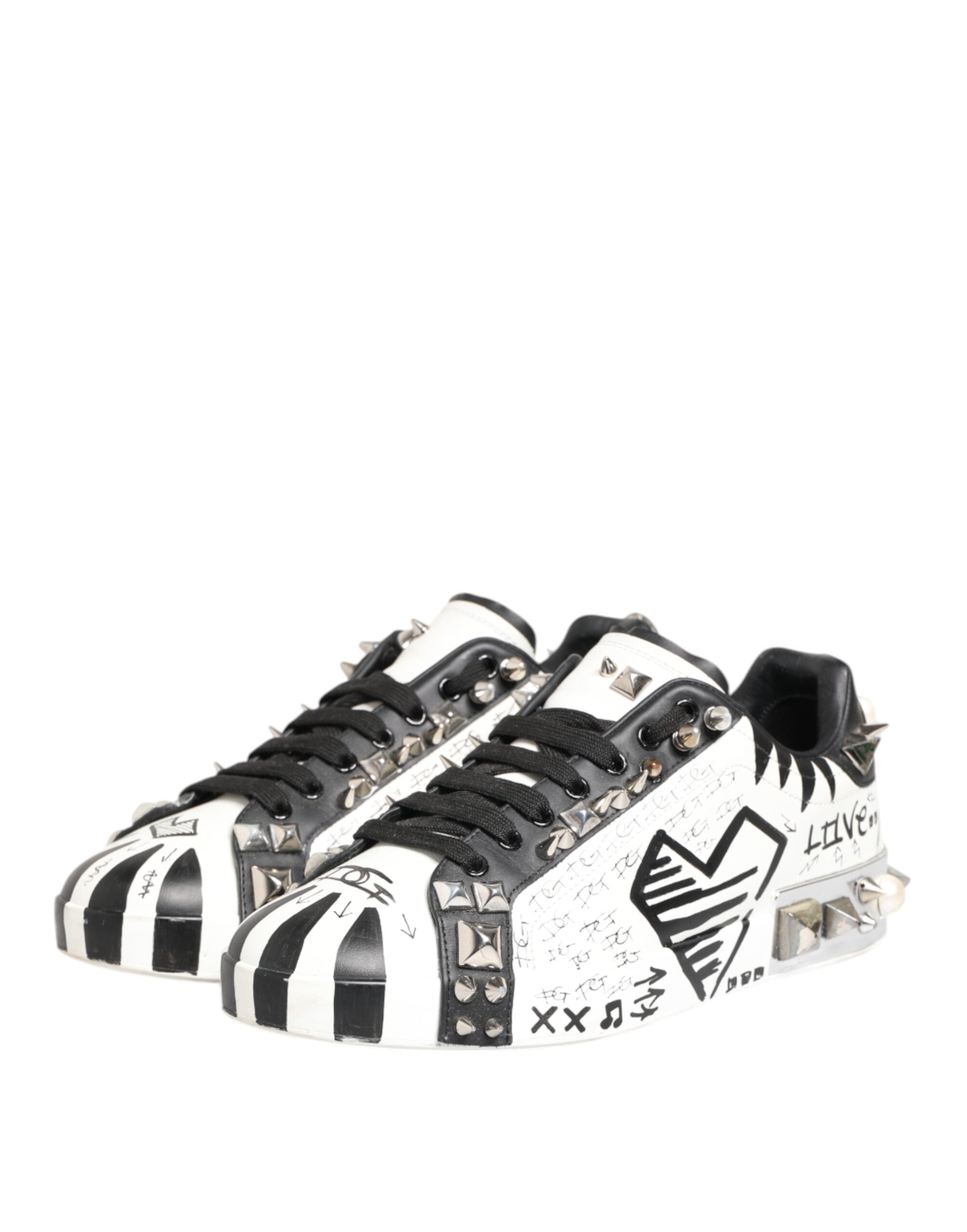 Chaussures sneakers basses blanches Dolce & Gabbana avec studs imprimés et design élégant, visibles en image.