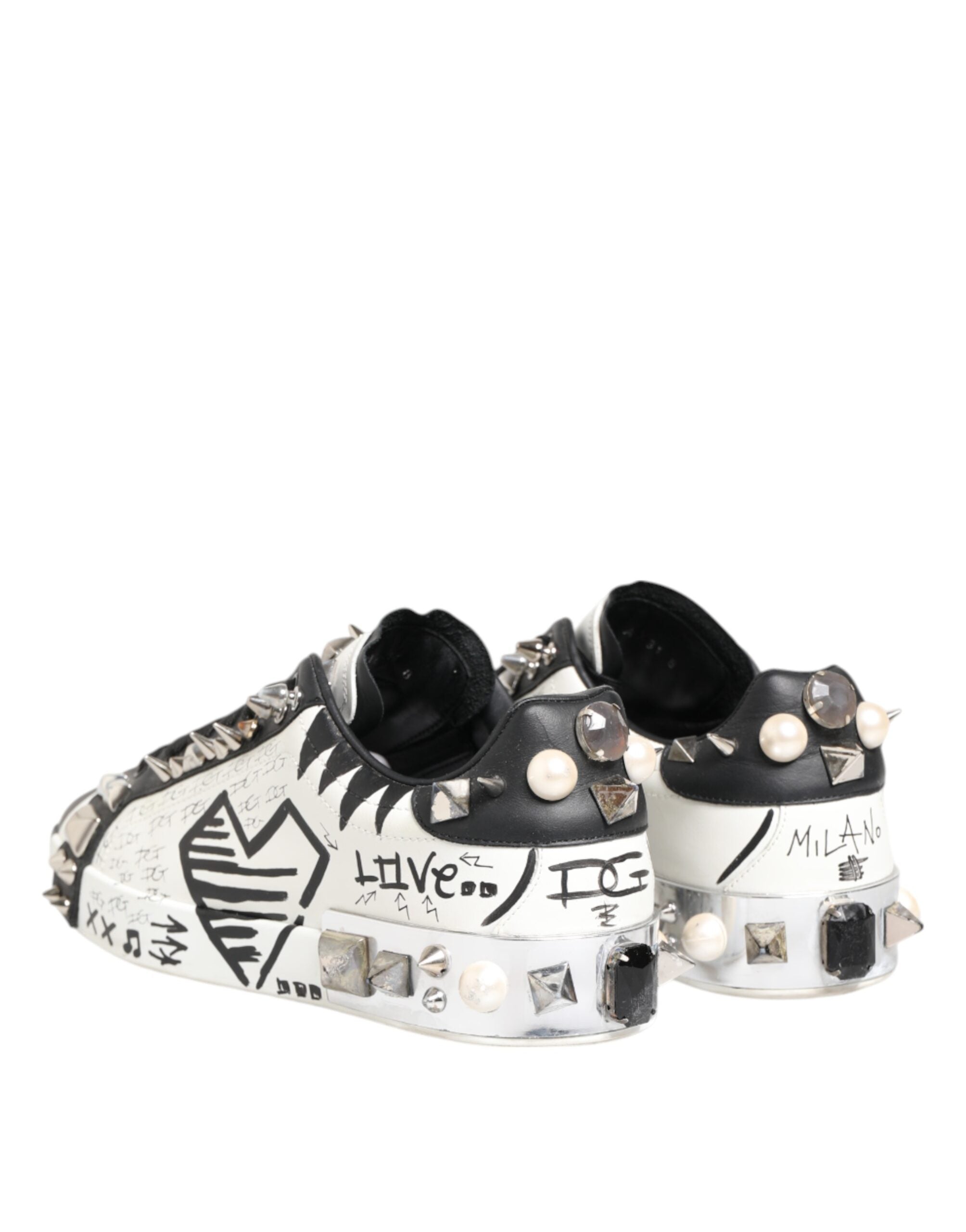 Chaussures basses blanches Dolce & Gabbana avec clous imprimés et détails stylés, sneakers tendance en cuir.