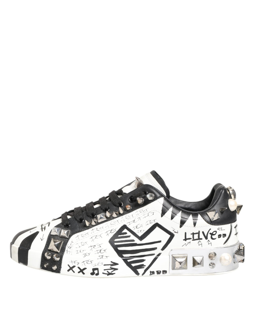 Chaussures sneakers basses blanches Dolce & Gabbana avec studs et imprimé, mode élégante et moderne.