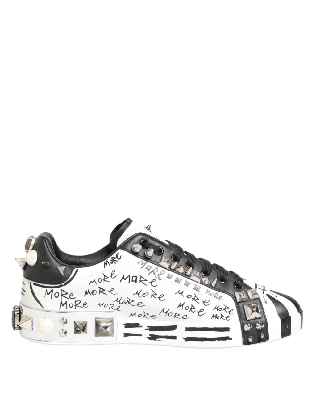 Chaussures sneakers basses blanches Dolce & Gabbana avec studs et imprimé, vue de face sur fond blanc.