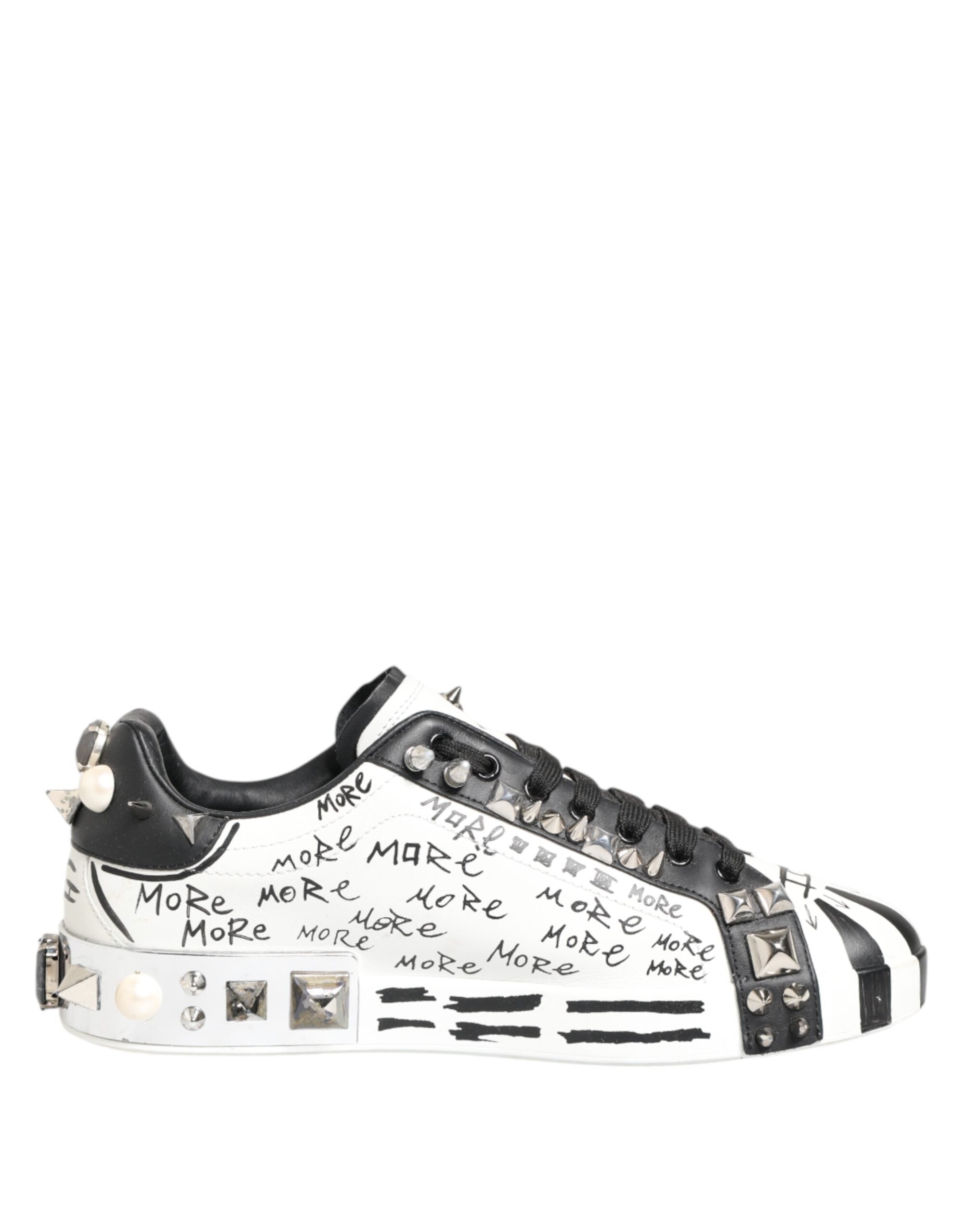 Chaussures sneakers basses blanches Dolce & Gabbana avec studs et imprimé, vue de face sur fond blanc.