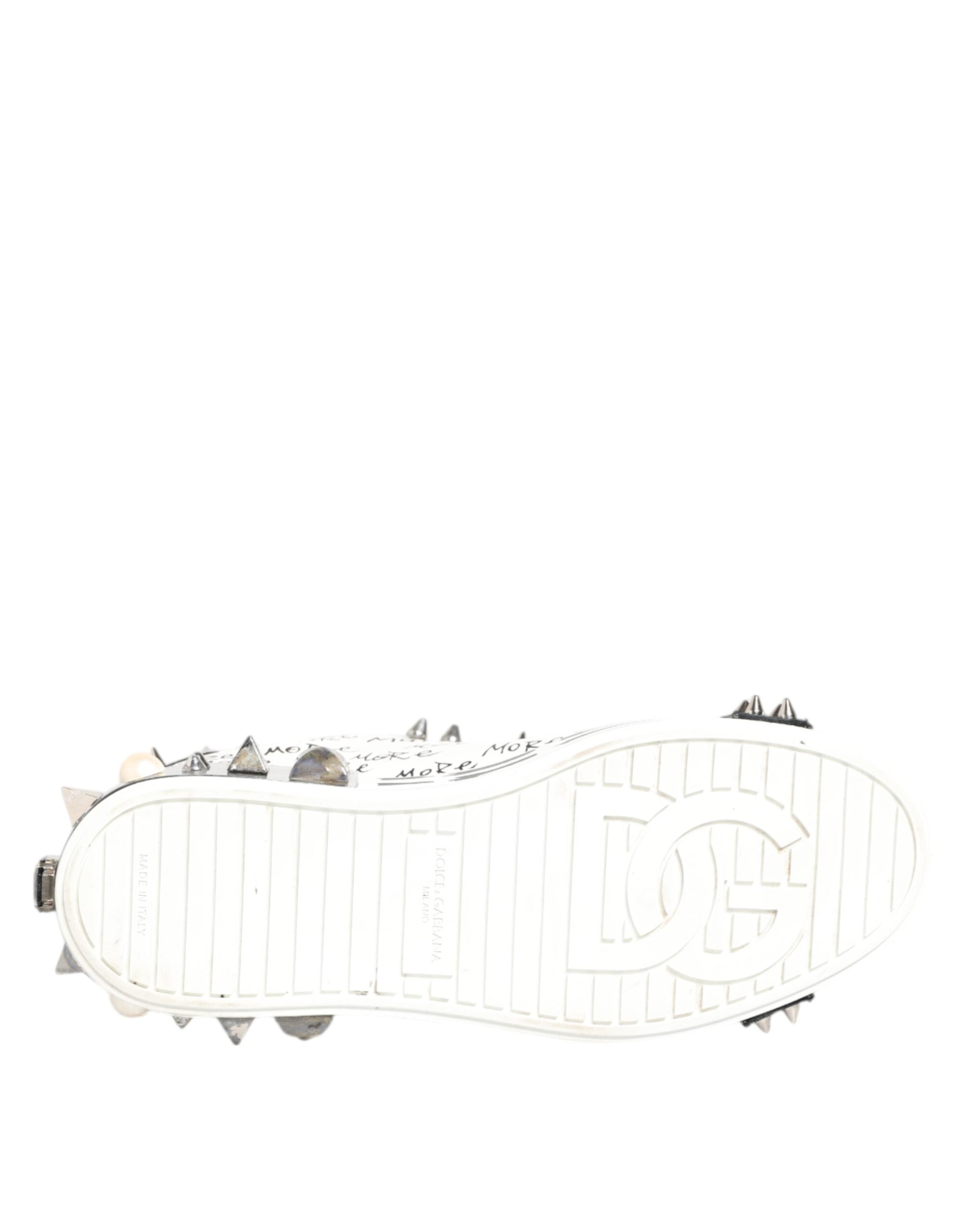 Chaussures sneakers basses blanches Dolce & Gabbana avec studs imprimés et design tendance, vue de face.