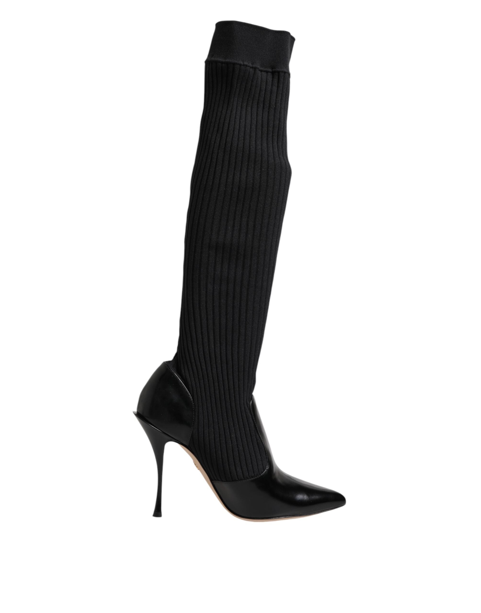 Bottes en cuir noir Dolce & Gabbana, à talons, avec un tricot côtelé, montrant la texture et la silhouette élégante.