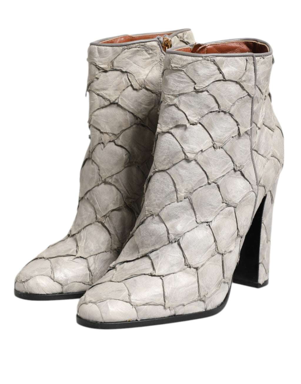 Chaussures à talons en cuir blanc Dolce & Gabbana, bottines élégantes avec bracelet à la cheville et design sophistiqué.