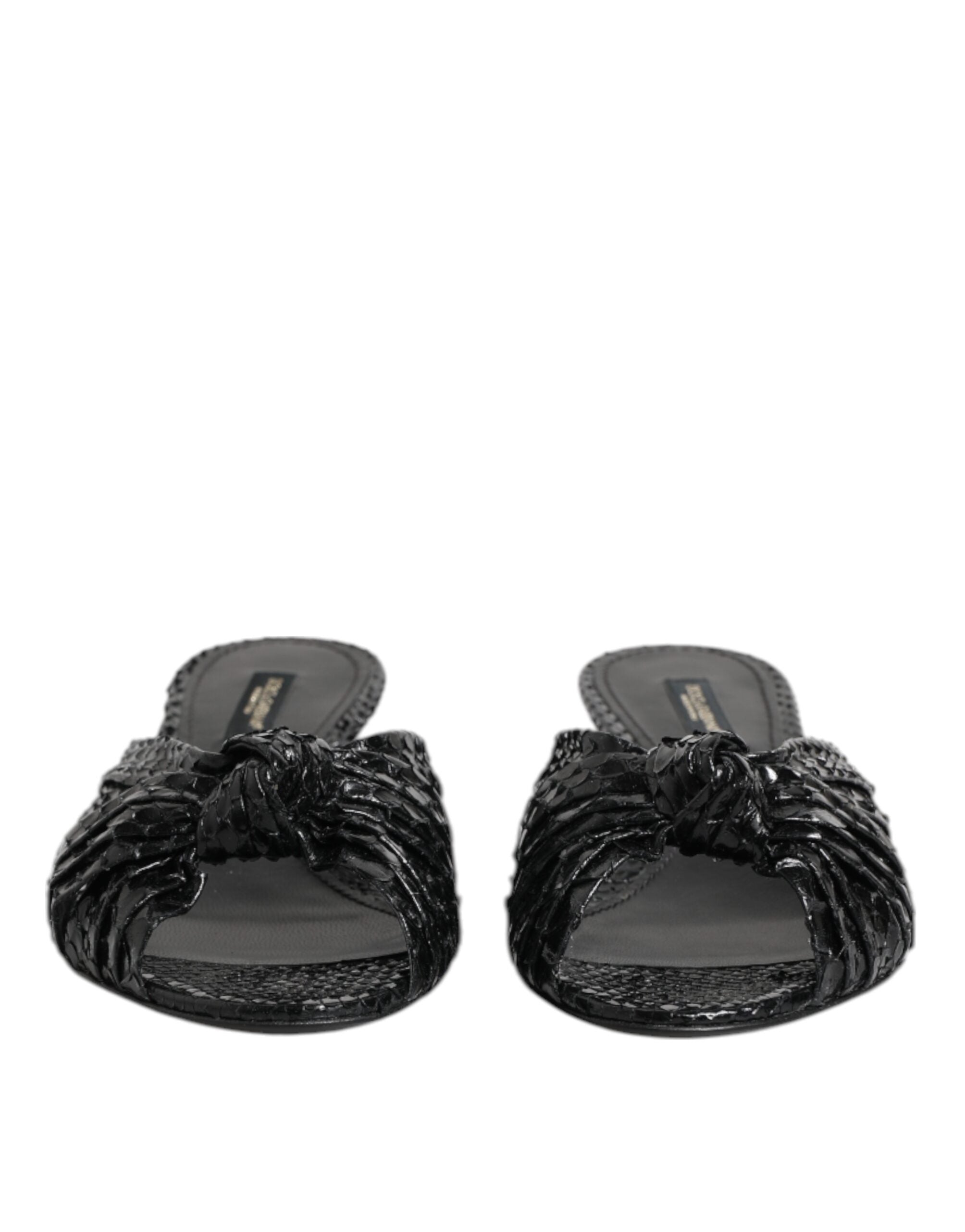 Sandales à talons en cuir noir Dolce & Gabbana, chaussures élégantes avec bride large et semelle confortable.