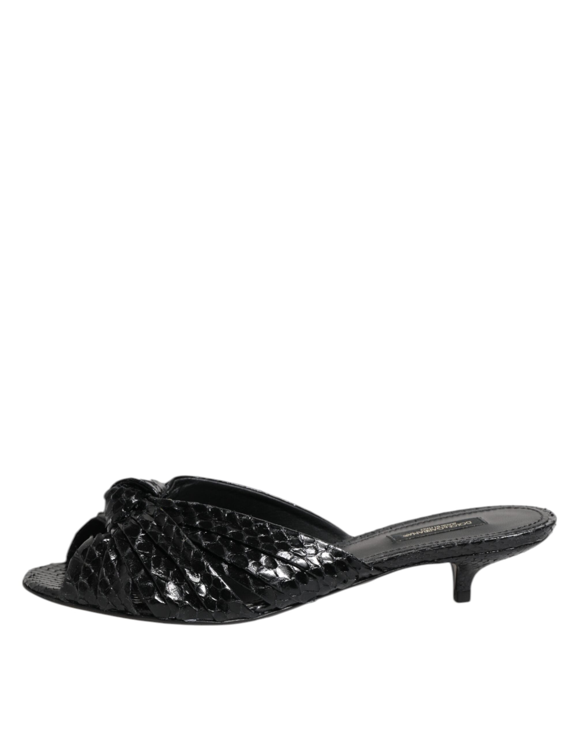 Sandales Dolce & Gabbana en cuir noir, talons slides élégants pour femme, visible avec boucle et design chic.