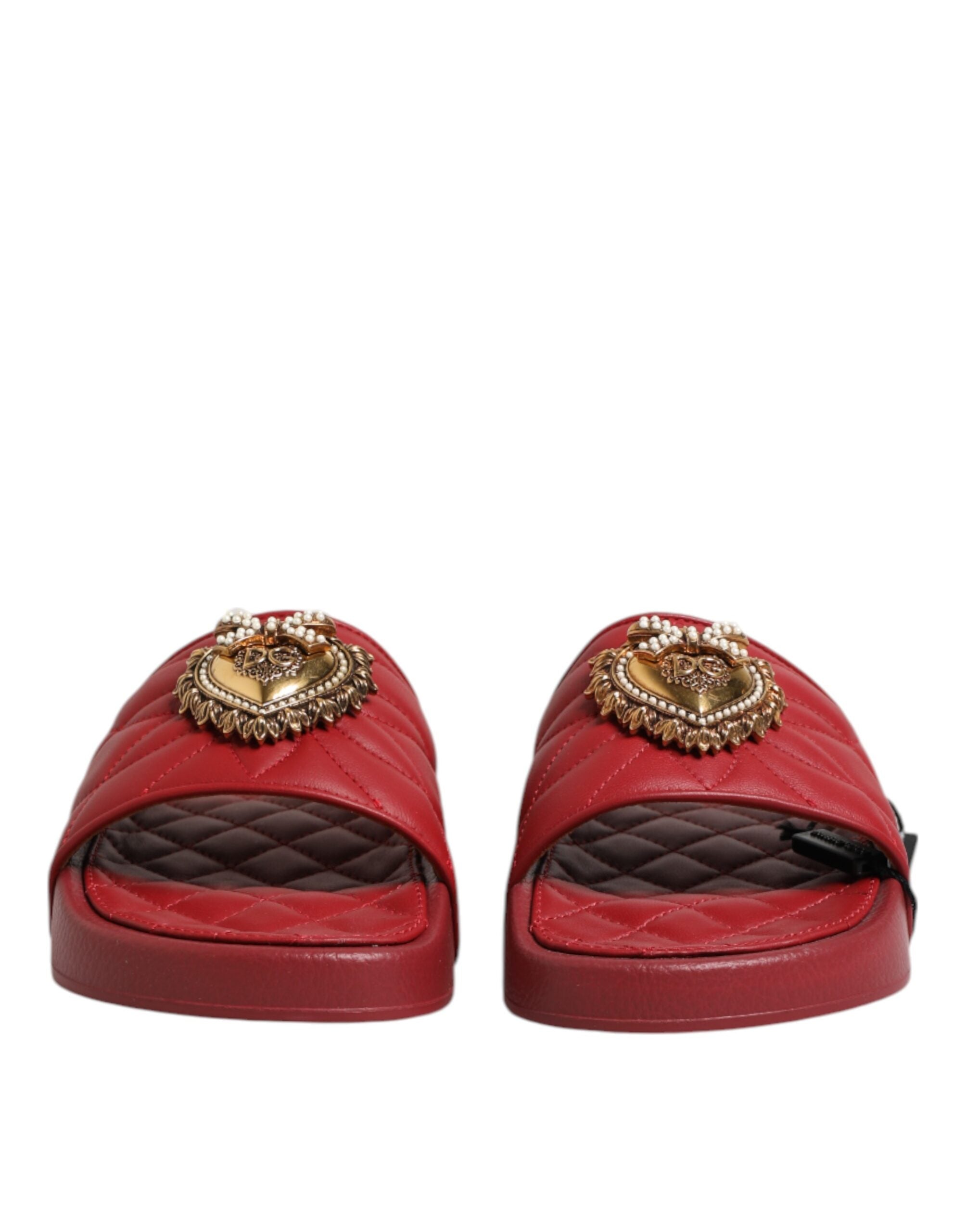 Sandales en cuir matelassé rouge Dolce & Gabbana Devotion, semelle plate, style élégant et sophistiqué.
