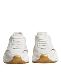 Chaussures sneakers basses Dolce & Gabbana Daymaster en or blanc, vue de face, en cuir avec détails élégants.