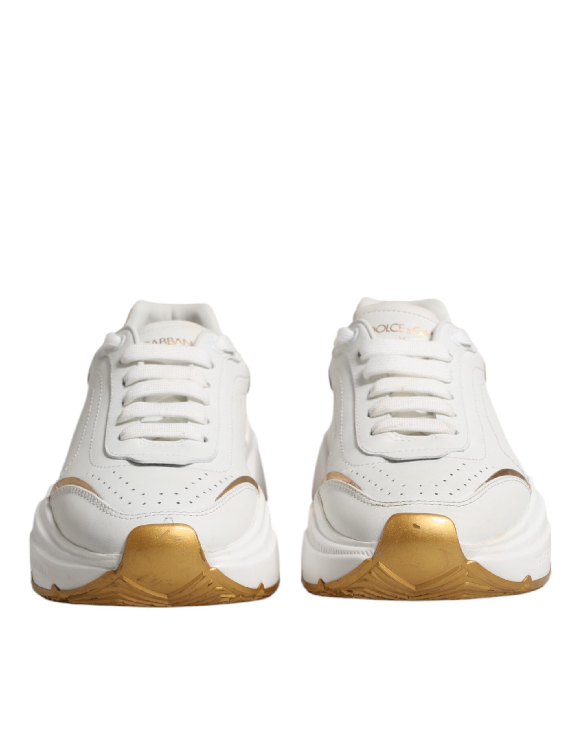 Chaussures sneakers basses Dolce & Gabbana Daymaster en or blanc, vue de face, en cuir avec détails élégants.