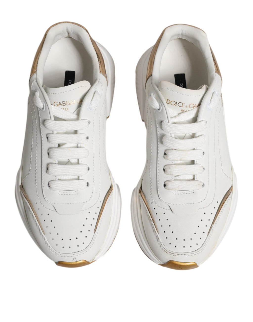 Chaussures sneakers basses Dolce & Gabbana Daymaster en or blanc, finition élégante et design moderne visible sur l'image.