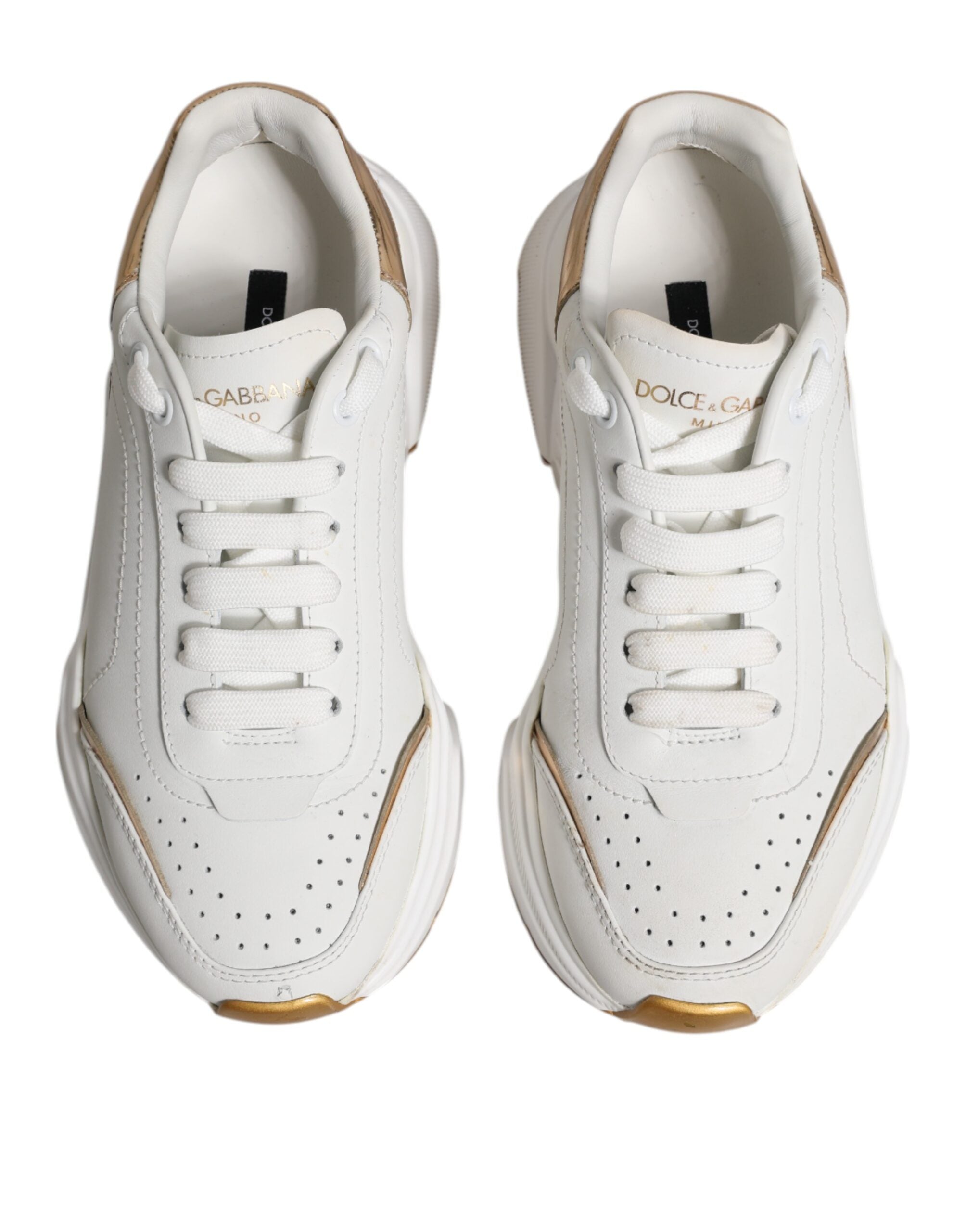 Chaussures sneakers basses Dolce & Gabbana Daymaster en or blanc, finition élégante et design moderne visible sur l'image.