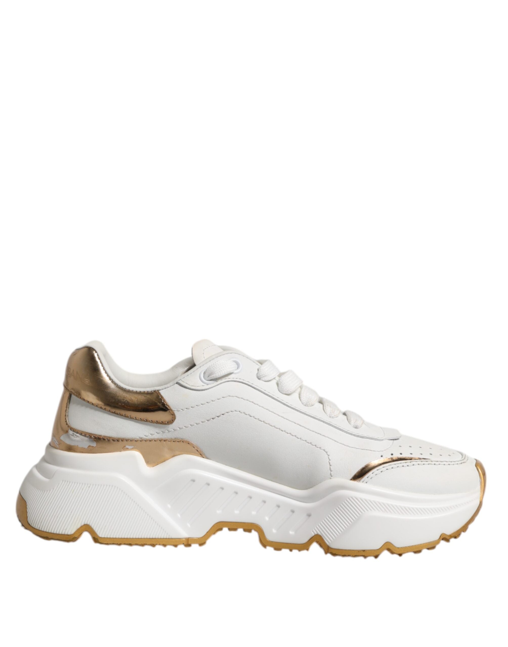 Chaussures blanches Dolce & Gabbana Daymaster Low Top, baskets en cuir blanc avec détails en or, sneakers élégants pour homme.