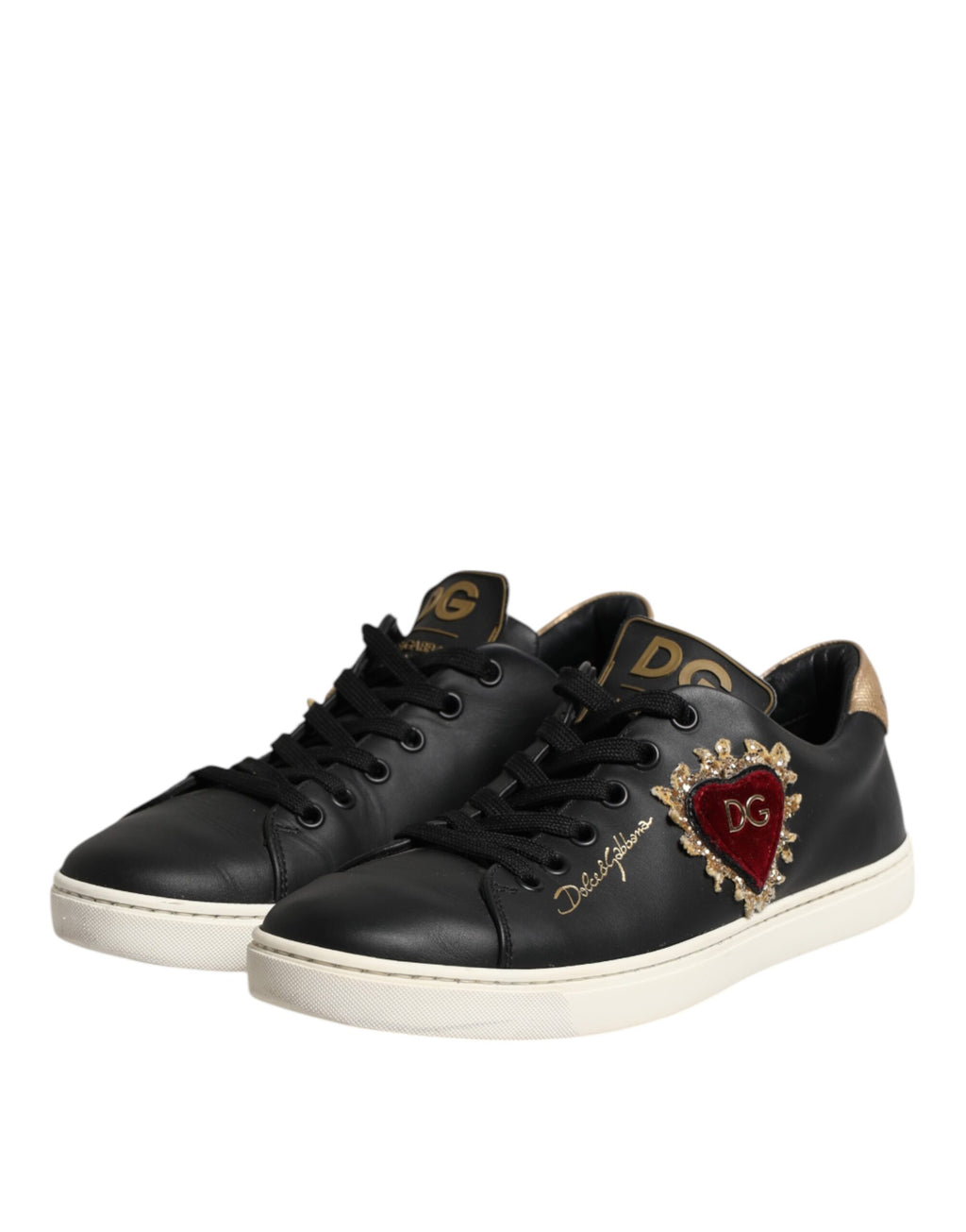 Chaussures sneakers Dolce & Gabbana en cuir noir avec motif de cœur sacré sur le dessus.