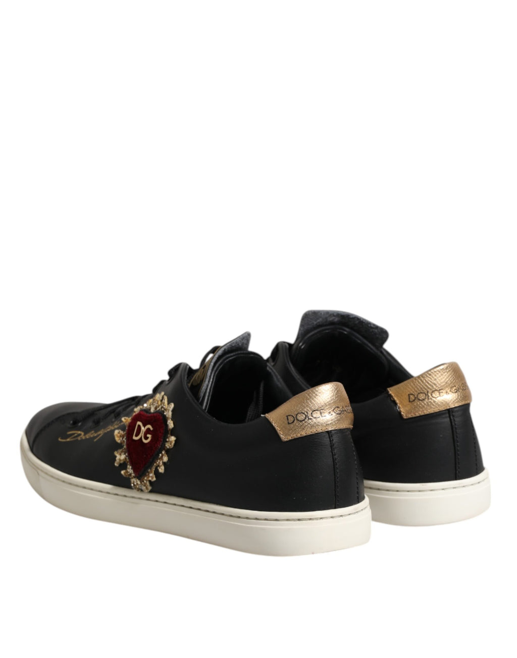 Chaussures sneakers en cuir noir Dolce & Gabbana avec motif cœur sacré, détails élégants et design tendance.