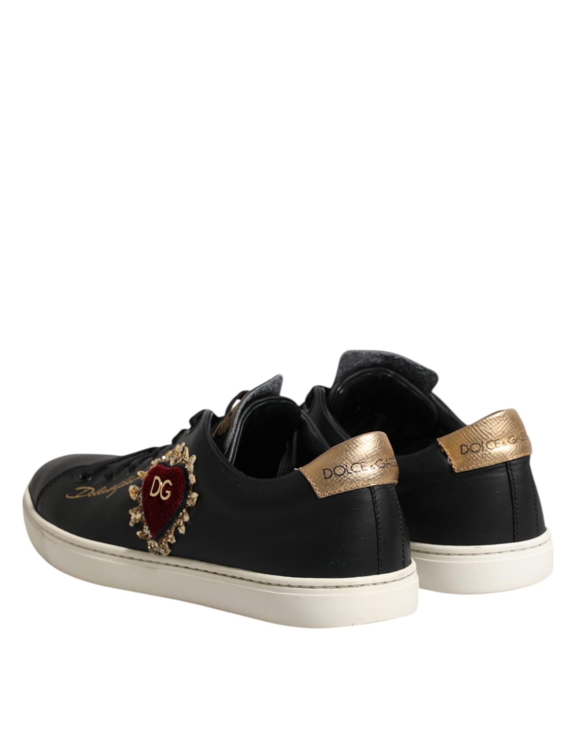 Chaussures sneakers en cuir noir Dolce & Gabbana avec motif cœur sacré, détails élégants et design tendance.