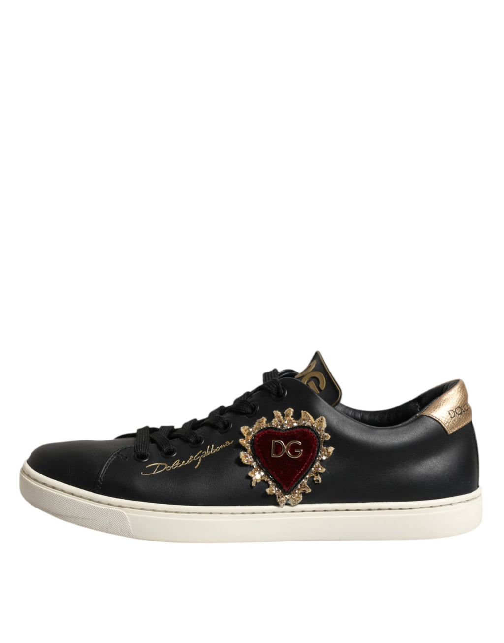 Chaussures sneakers en cuir noir Dolce & Gabbana avec cœur sacré en or, détails élégants et design sophistiqué.