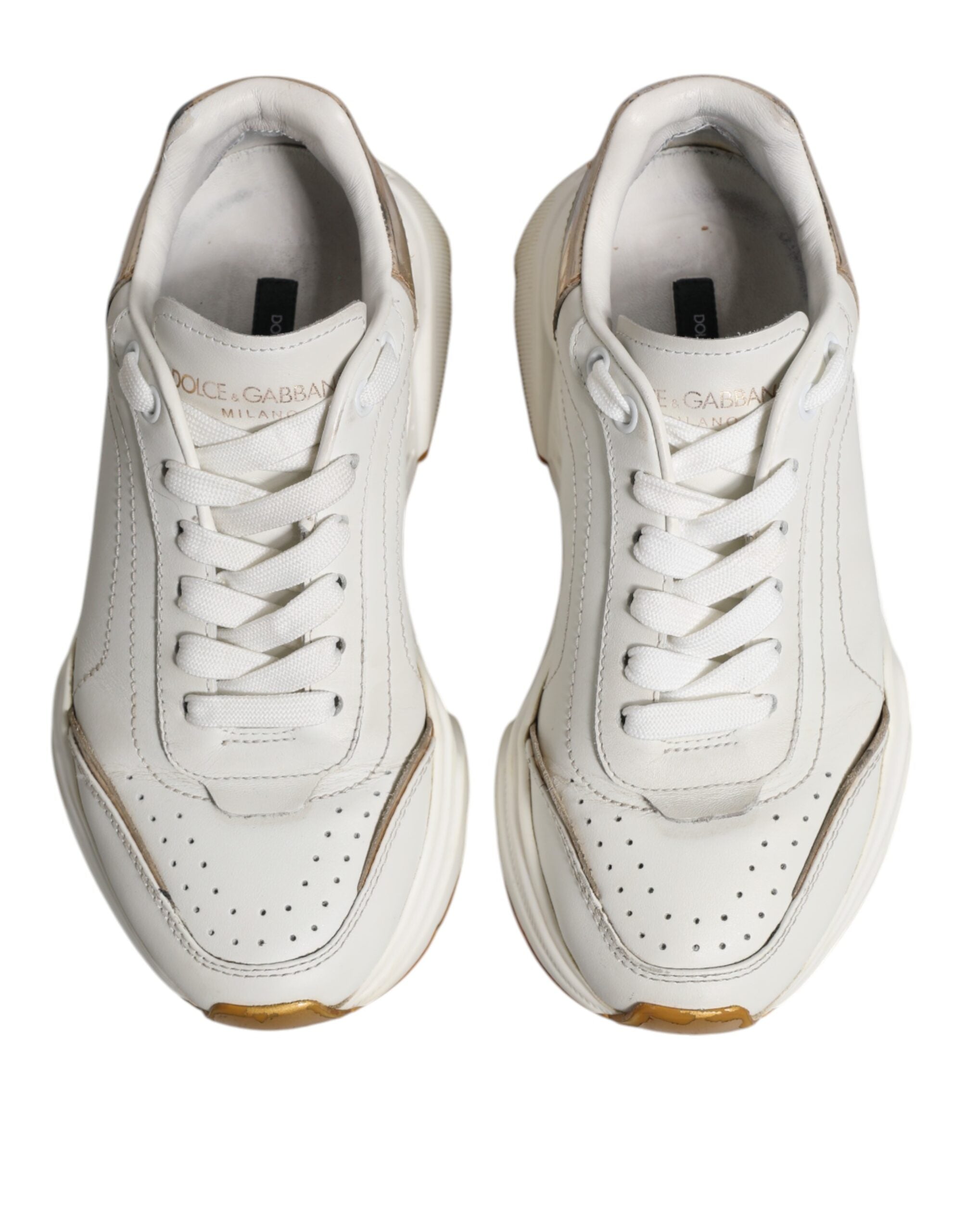 Chaussures sneakers basses Dolce & Gabbana Daymaster en or blanc, vue de face, en cuir avec détails élégants.