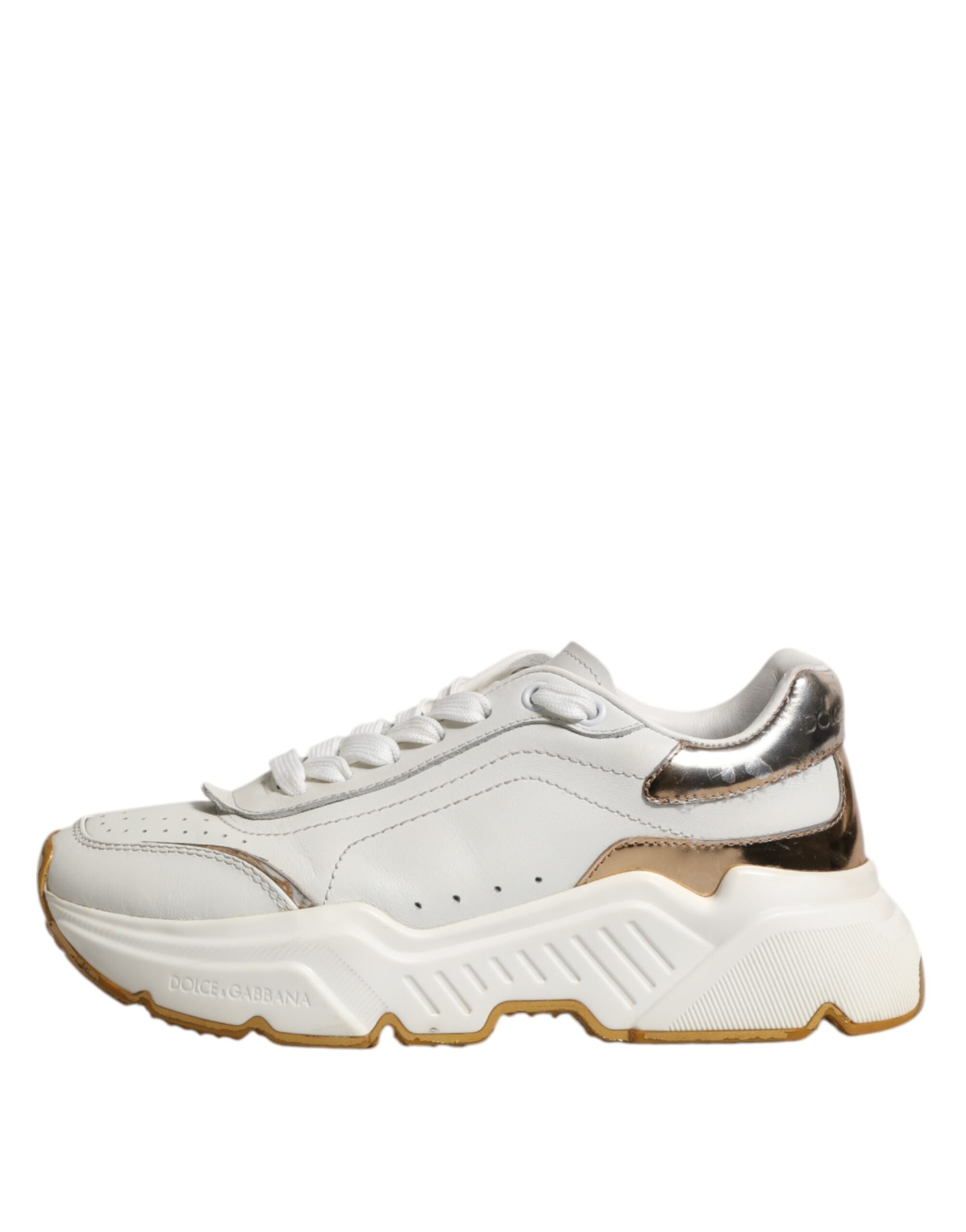 Chaussures Dolce & Gabbana Daymaster blanches en or, baskets basses en cuir avec détails élégants, vue de face.