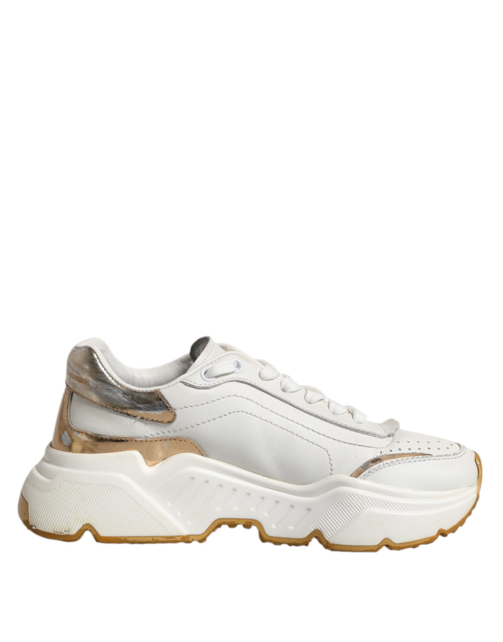 Sneakers bass Dolce & Gabbana Daymaster en blanc avec détails en or, chaussures de sport élégantes et modernes.