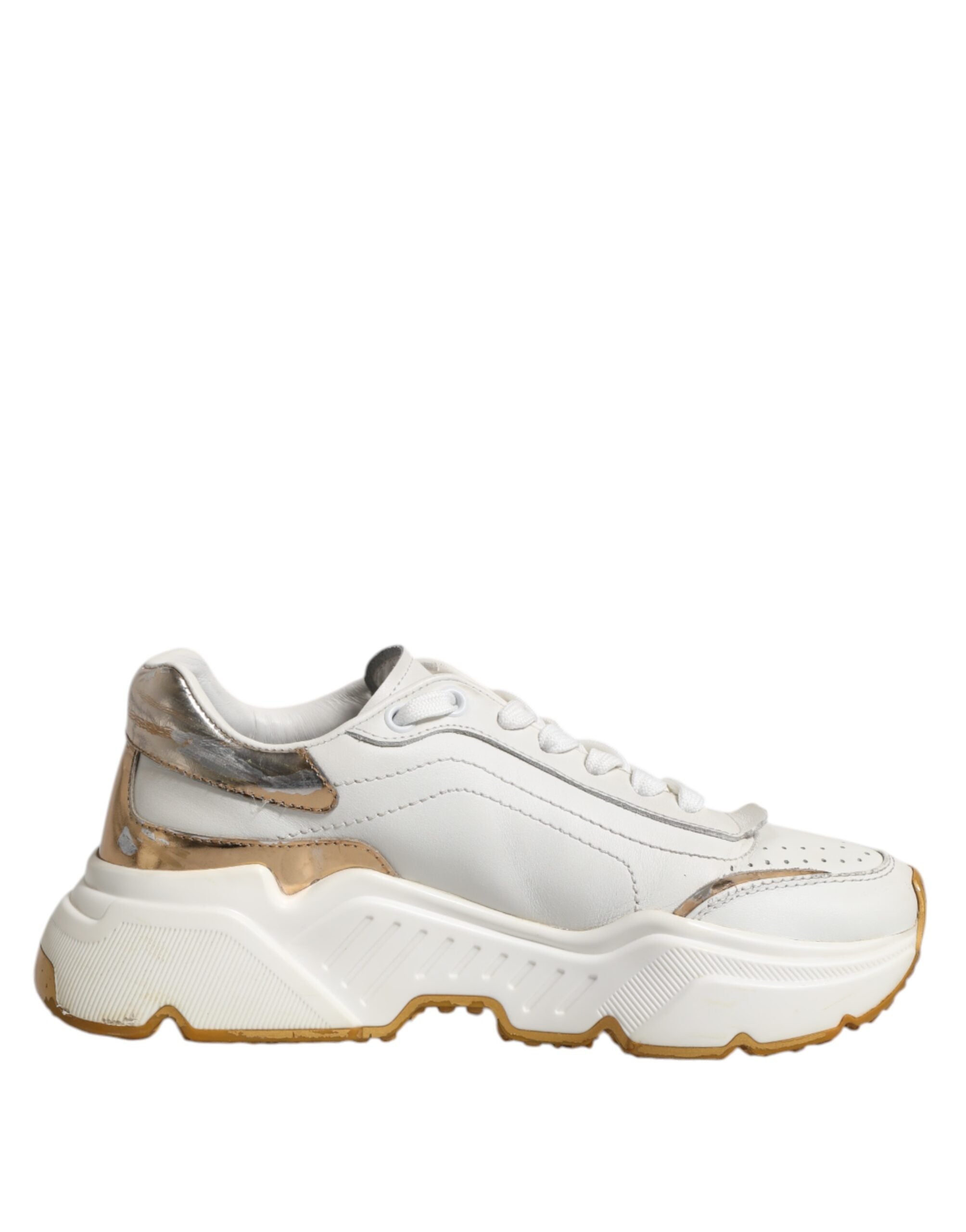 Sneakers bass Dolce & Gabbana Daymaster en blanc avec détails en or, chaussures de sport élégantes et modernes.