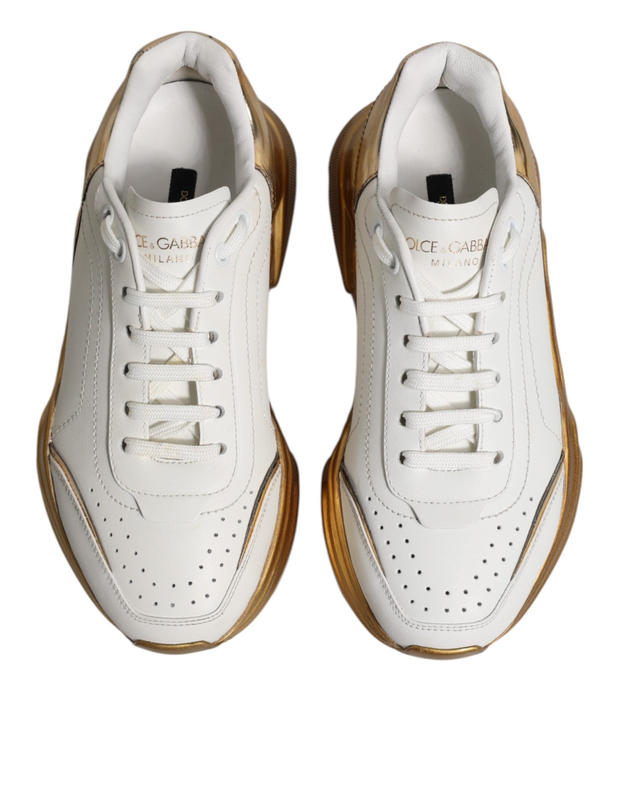 Chaussures sneakers basses Dolce & Gabbana Daymaster en or blanc, vue de face, en cuir avec détails élégants.