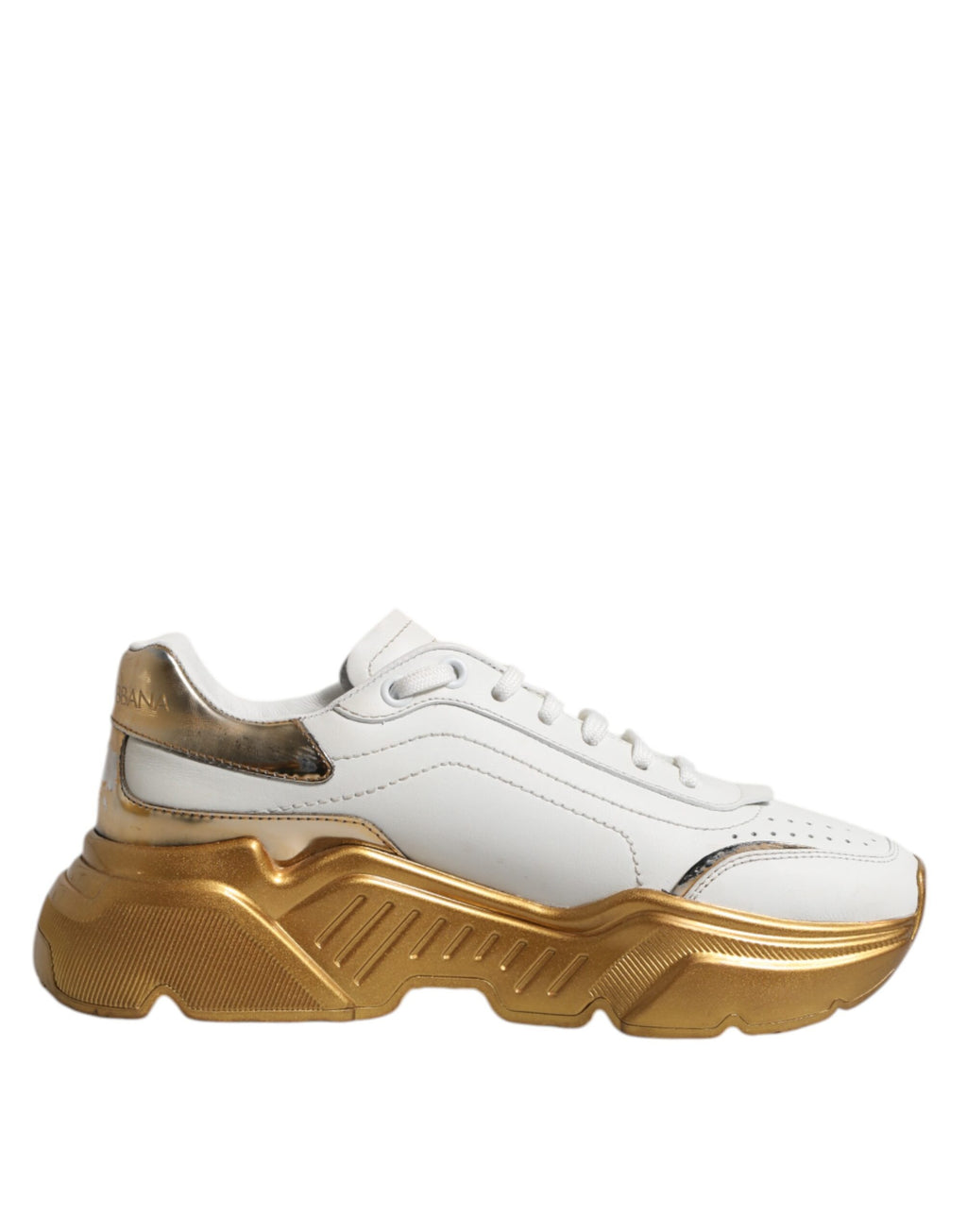 Chaussures sneakers basses Dolce & Gabbana Daymaster en or blanc, vue de face, avec détails en cuir et semelle blanche.