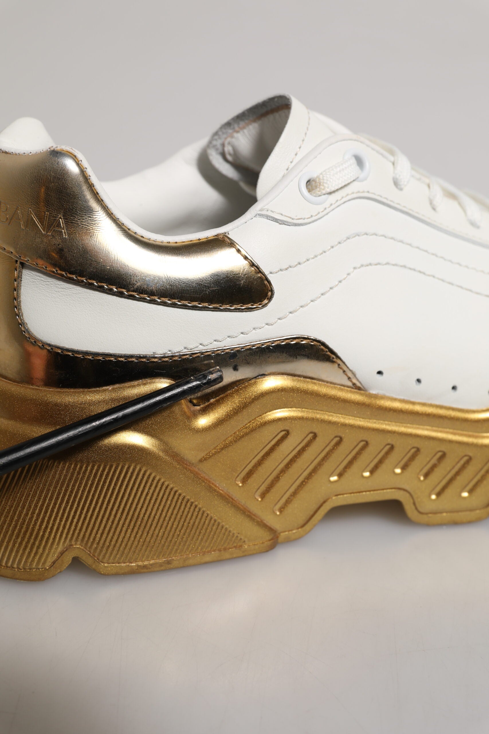 Chaussures sneakers basses Dolce & Gabbana Daymaster en or blanc, style décontracté et design élégant.