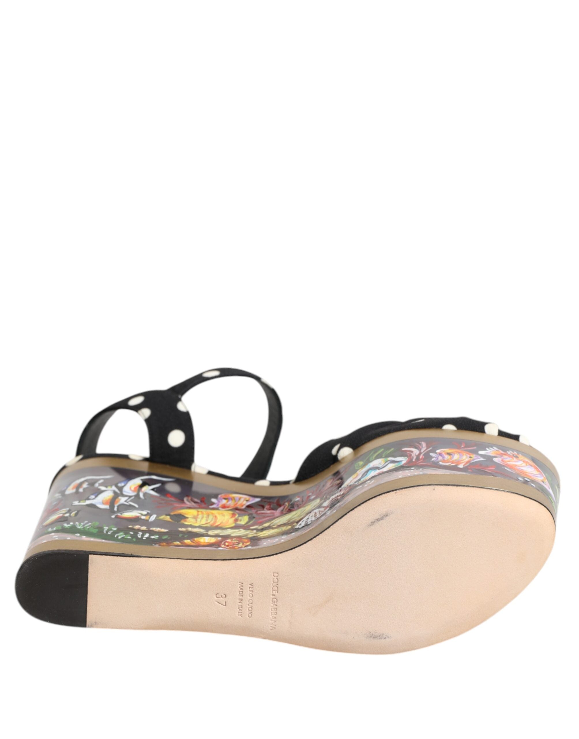Sandales à talons Dolce & Gabbana à pois multicolores et motif poisson, élégantes et colorées.