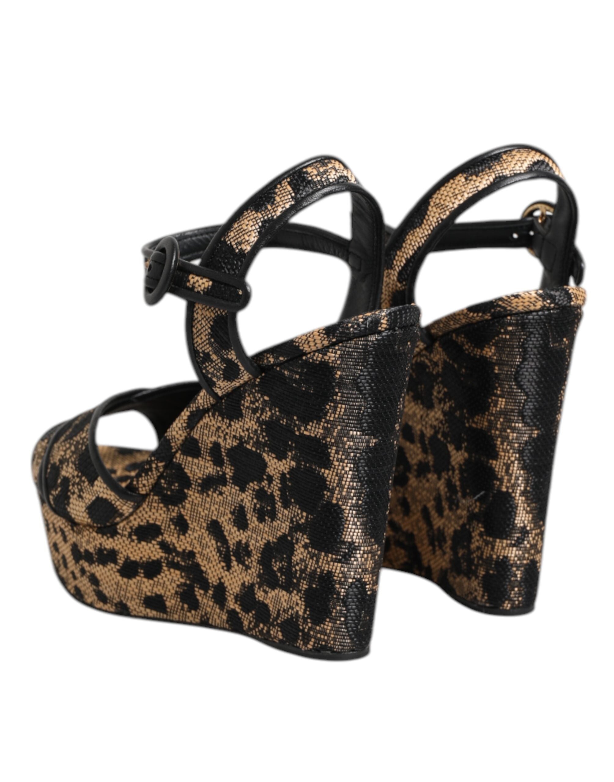 Sandales à talons compensés Dolce & Gabbana marron avec motif léopard et bride à la cheville, chaussures élégantes et tendance.