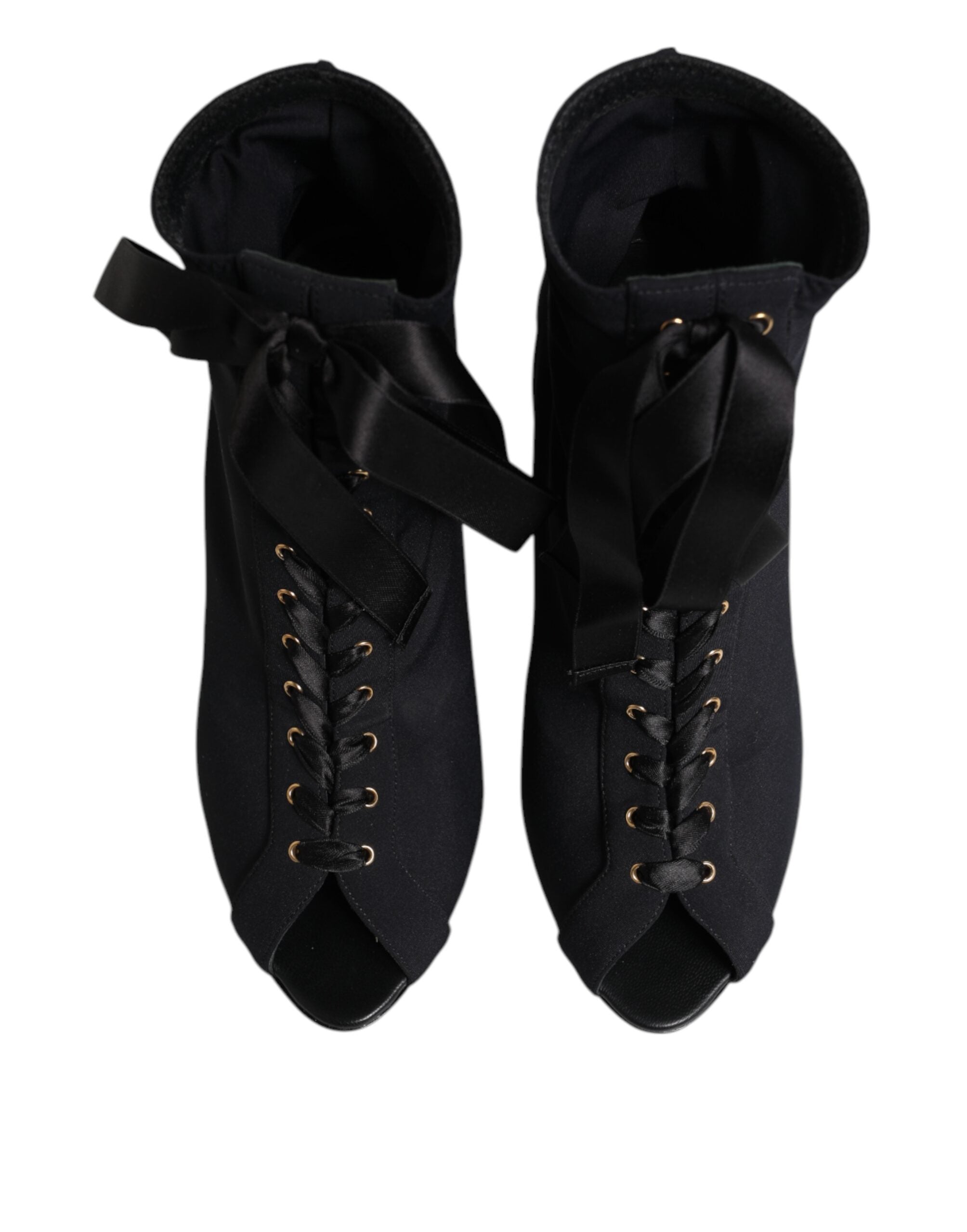 Chaussures Dolce & Gabbana bottines à talons aiguilles noirs en dentelle avec laçage, vue en gros plan.