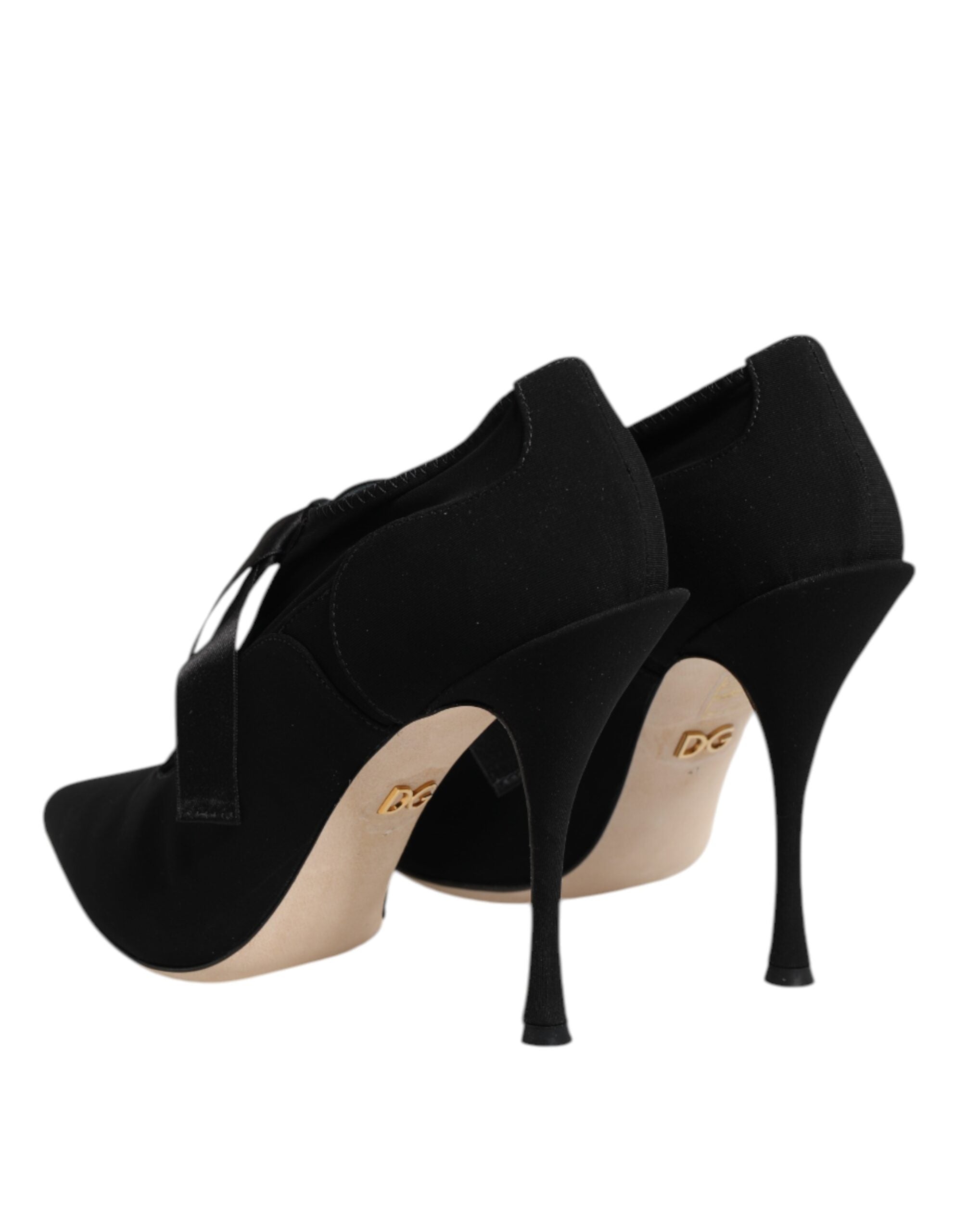 Escarpins à talons aiguilles Dolce & Gabbana en dentelle noire, lacets élégants et finition sophistiquée.