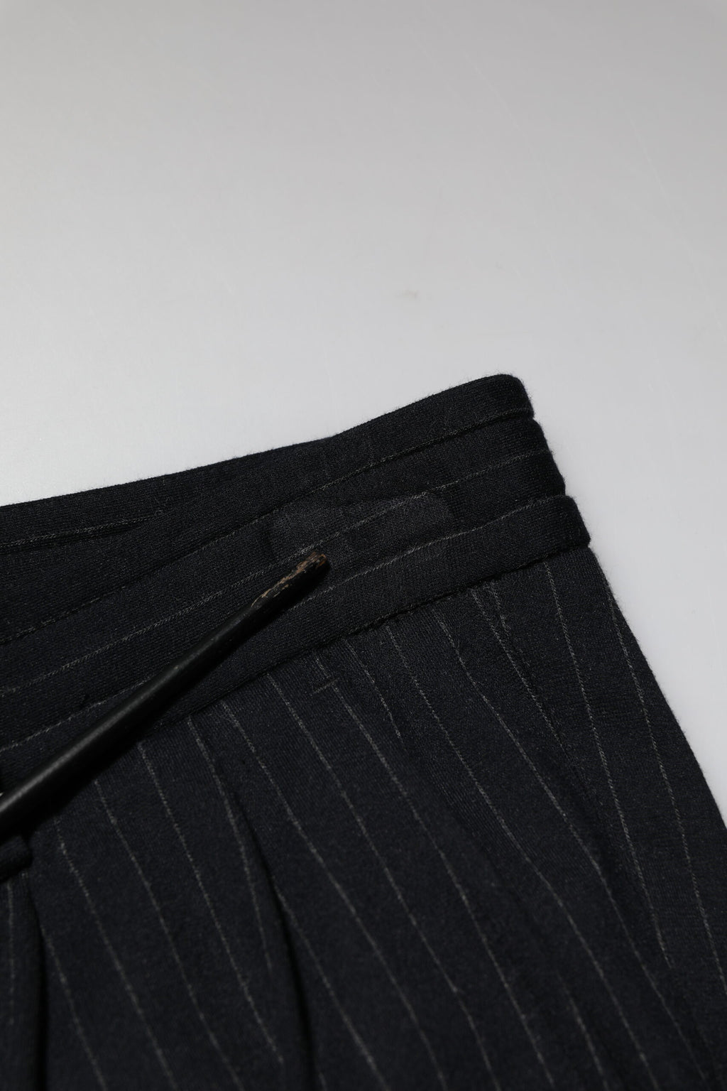 Pantalon homme Dolce & Gabbana en viscose à rayures noires, coupe skinny, style élégant et moderne.