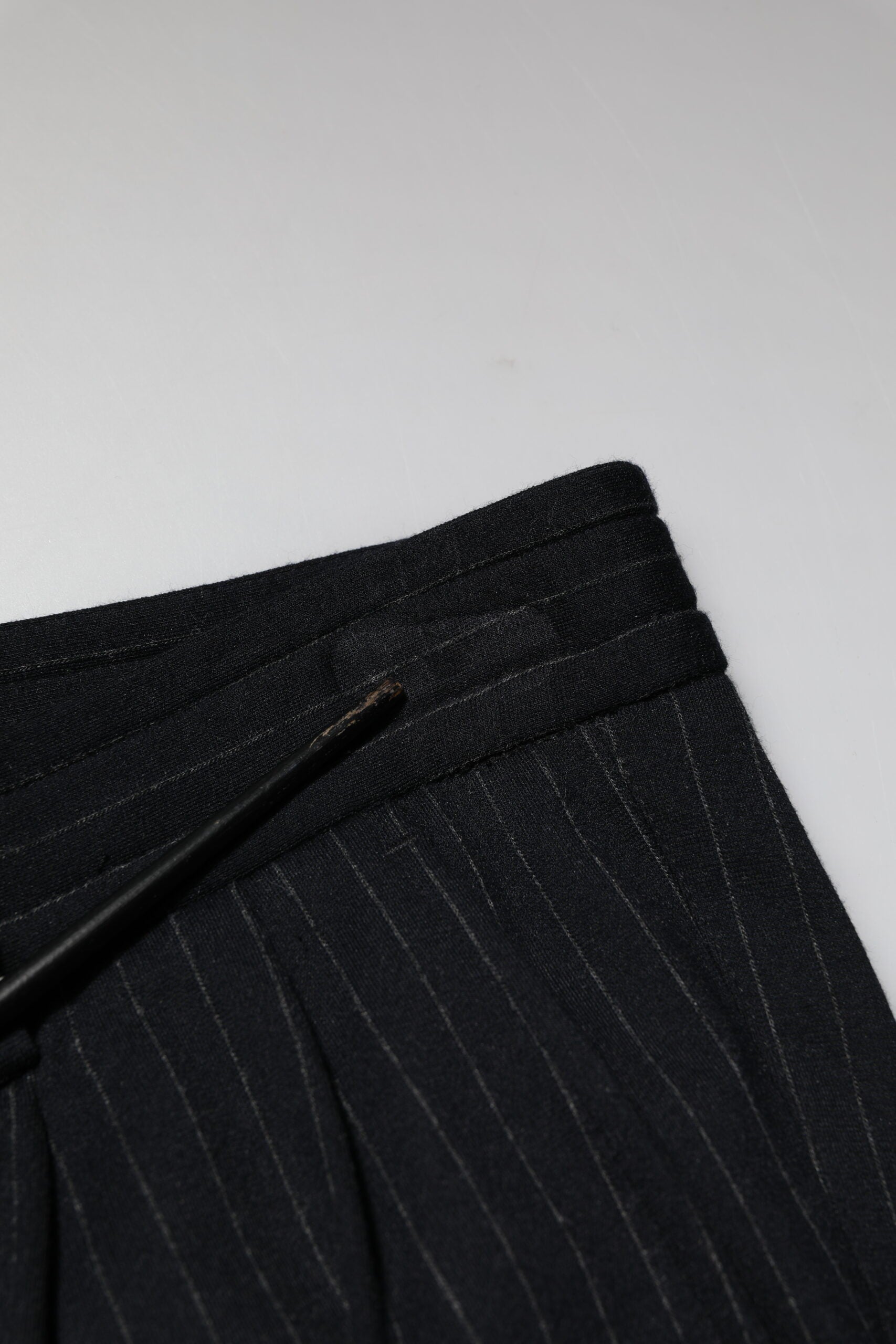 Pantalon homme Dolce & Gabbana en viscose à rayures noires, coupe skinny, style élégant et moderne.