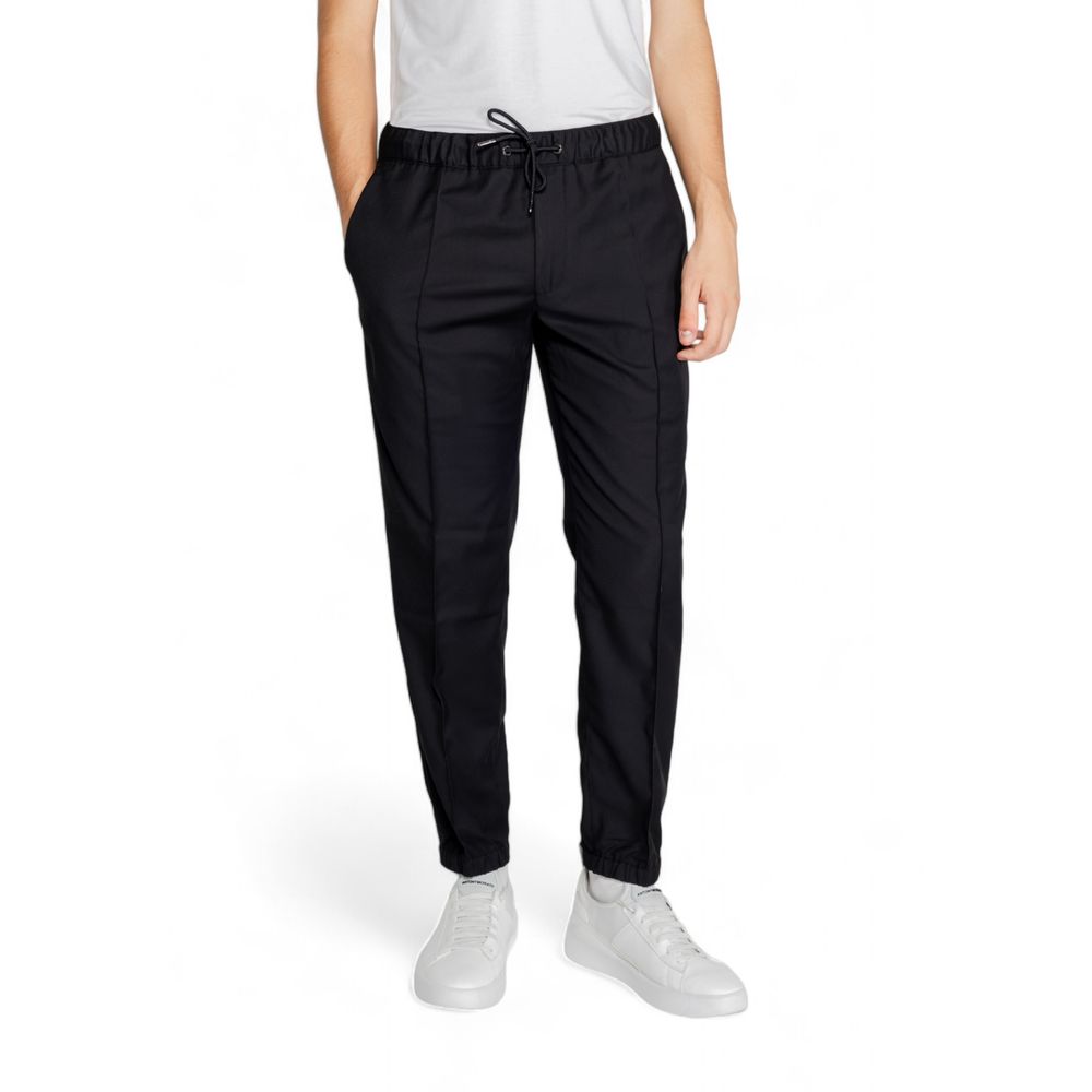 Pantalon décontracté en polyester noir de la marque Armani Exchange, vue de face.