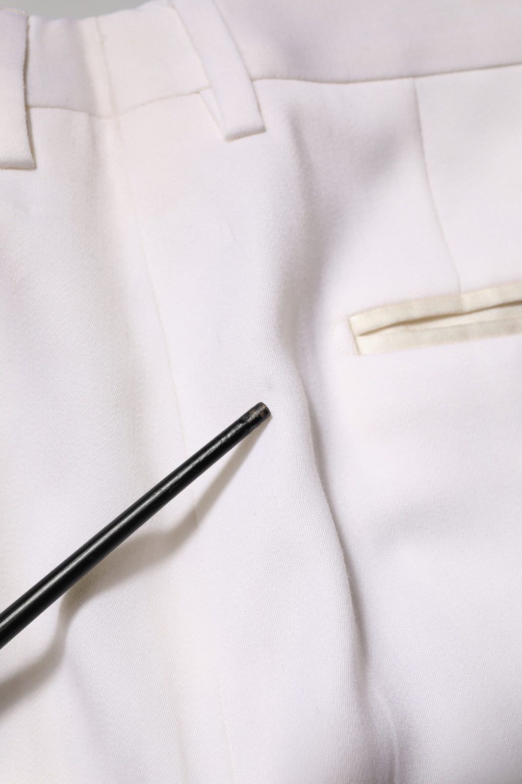 Pantalon de costume blanc en polyester Dolce & Gabbana, coupe tapered, vue de face sur un mannequin.