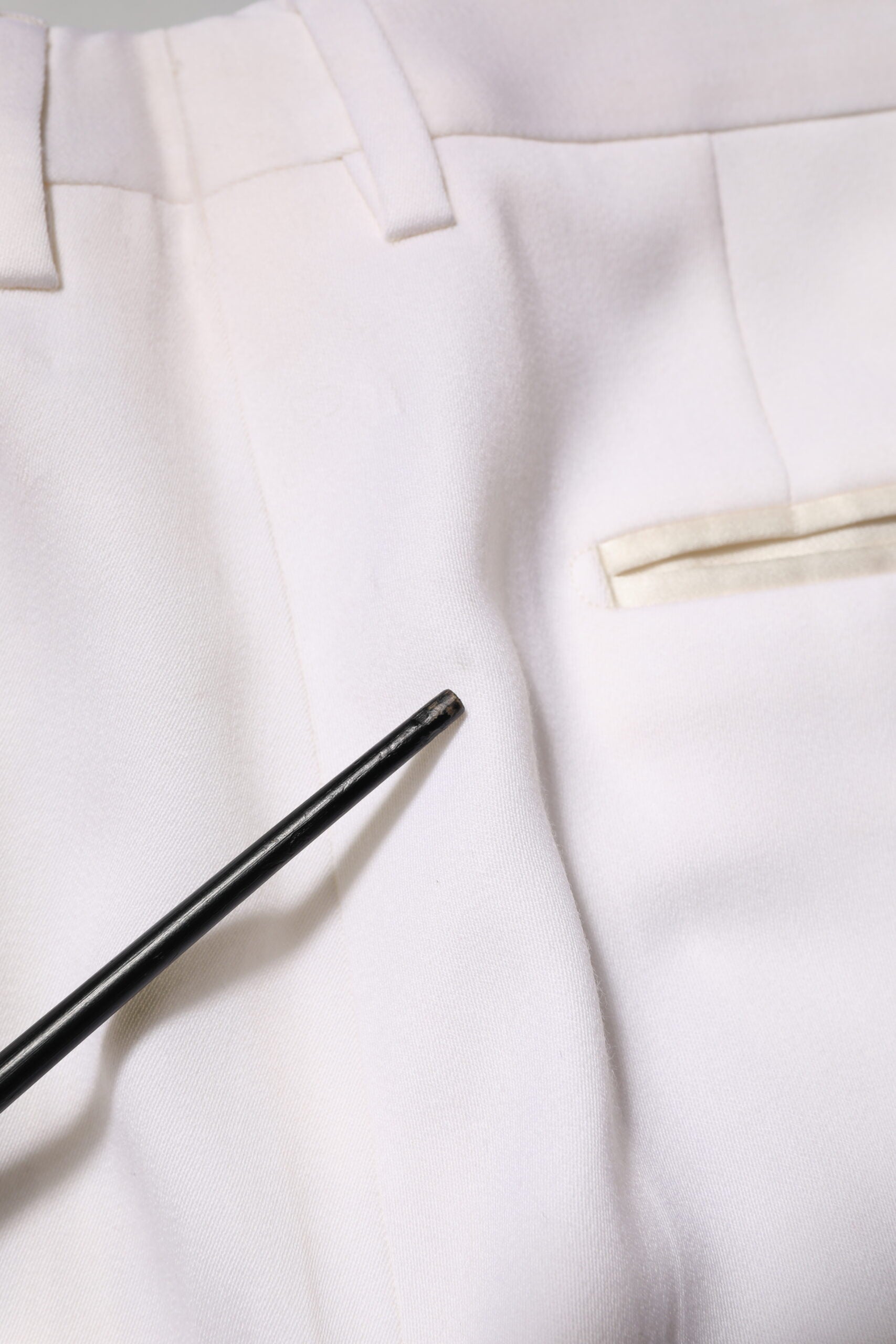 Pantalon de costume blanc en polyester Dolce & Gabbana, coupe tapered, vue de face sur un mannequin.