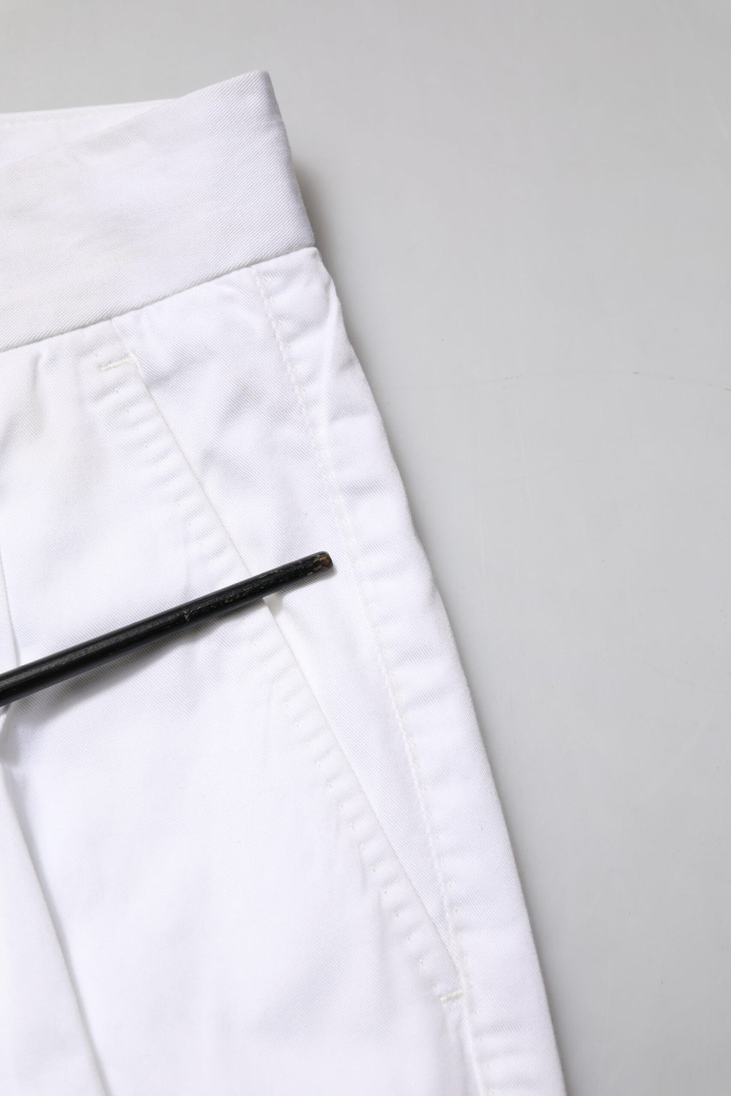 Pantalon formel blanc en coton de Dolce & Gabbana, slim et élégant, parfait pour occasions sophistiquées.