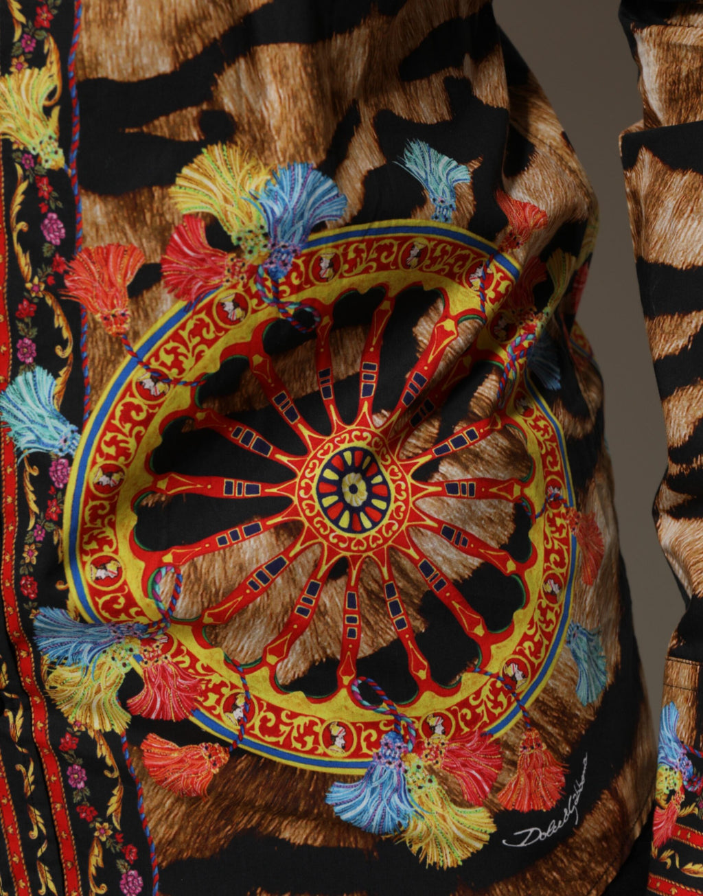Chemise à manches longues Dolce & Gabbana en coton orné d’un motif tigre Carretto doré et coloré.