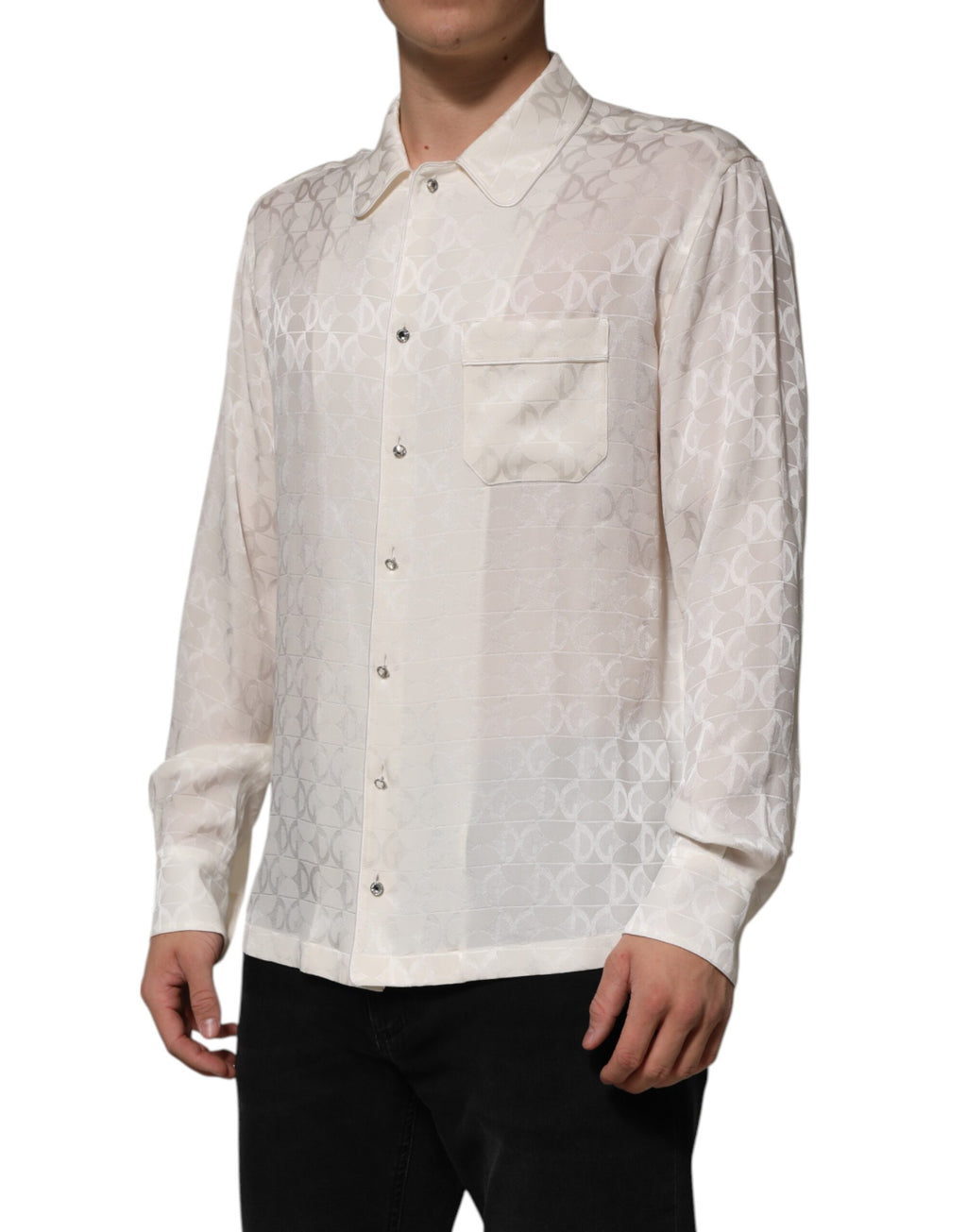 Chemise longue en soie blanche Dolce & Gabbana avec logo DG, manches longues et imprimé élégant.
