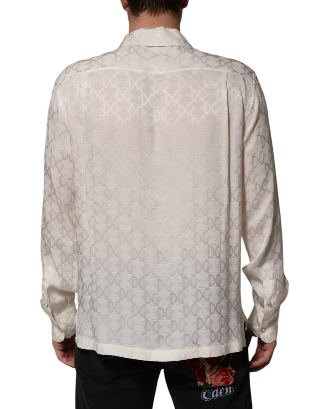 Chemise longue Dolce & Gabbana en soie blanche avec logo DG imprimé et manches longues, élégante et sophistiquée.
